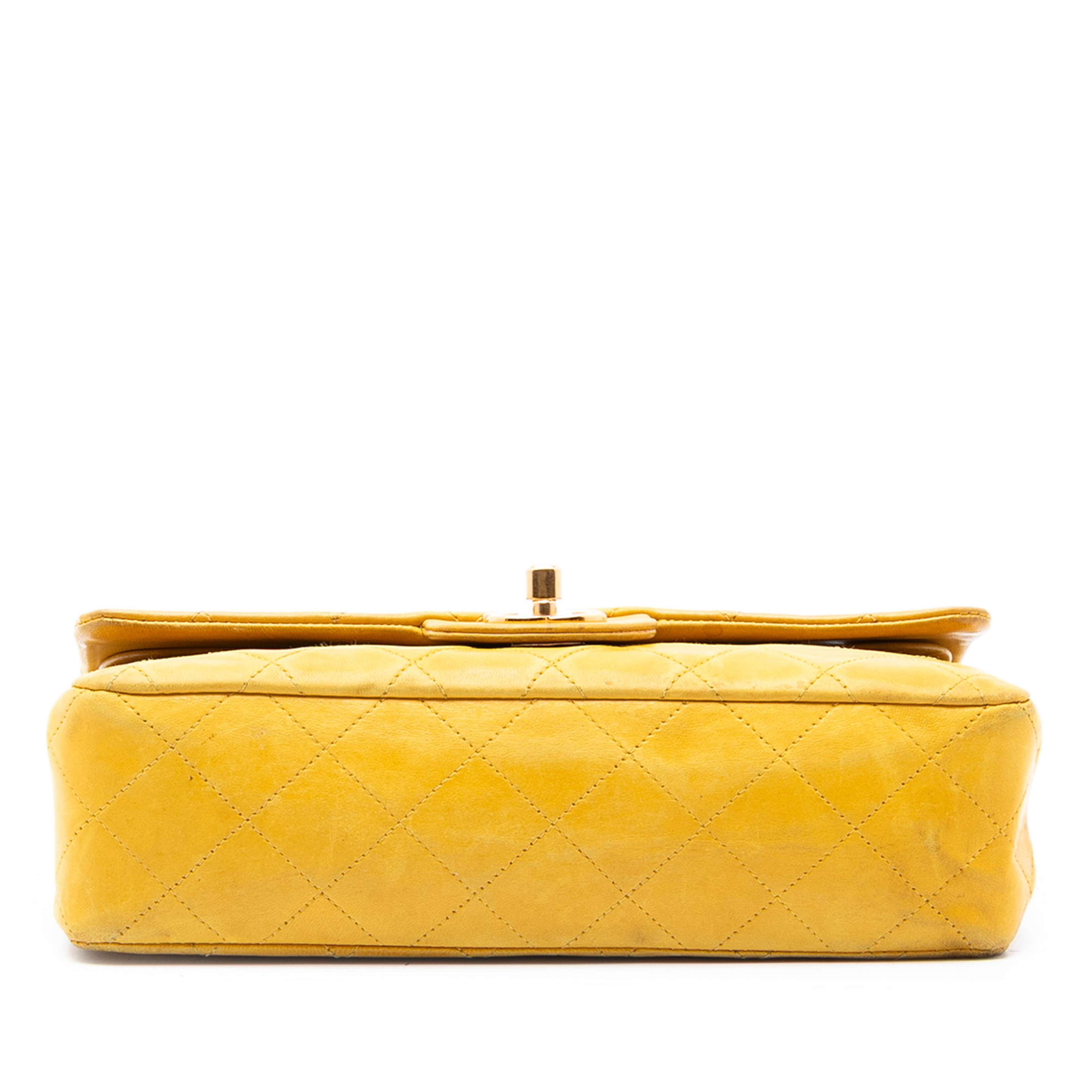Chanel Small Classic Lambskin Double Flap, från Luxclusif, i färgen gul. Klicka för att öppna bilden i stort format