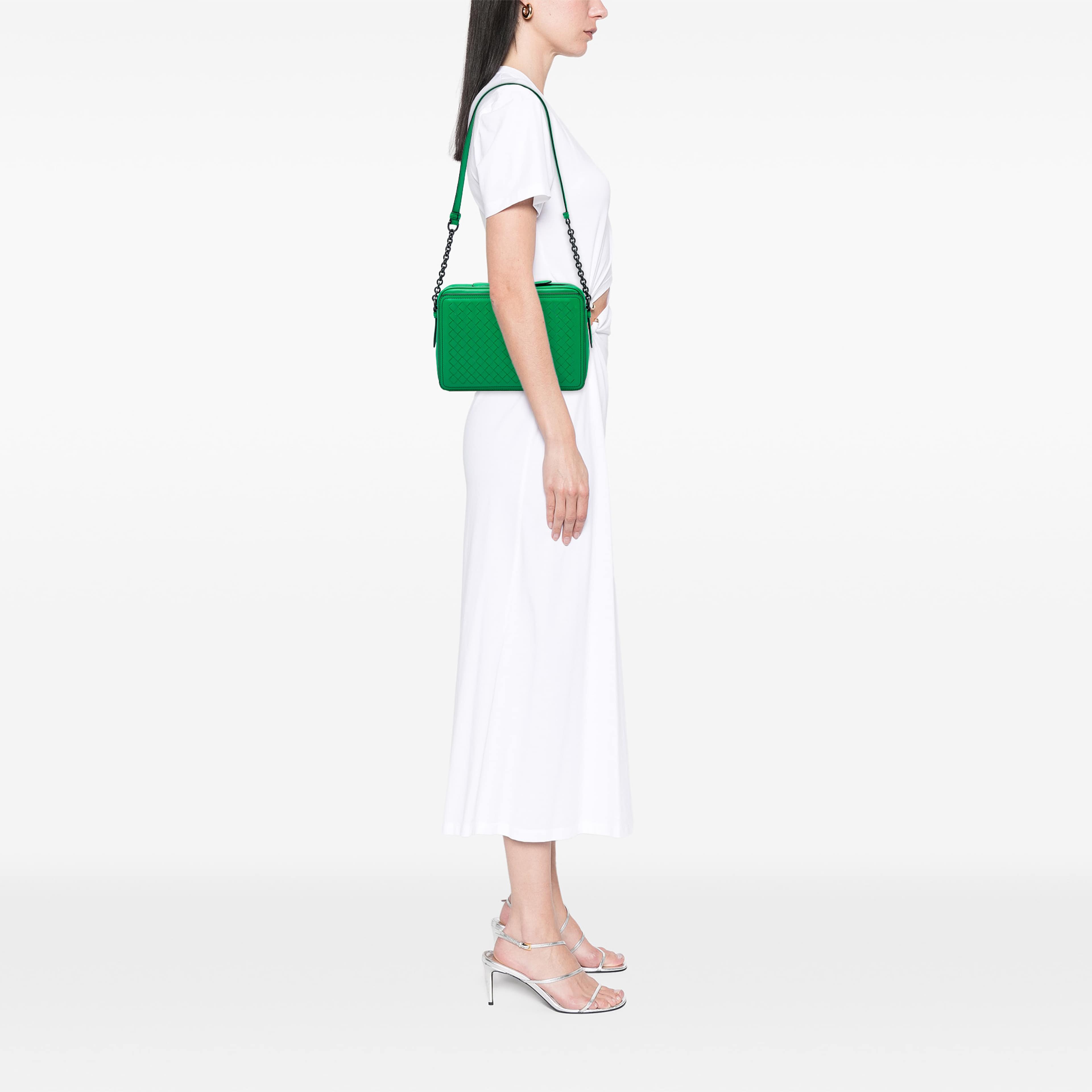 Bottega Veneta Nappa Intrecciato Belt Flap Camera Bag, från Luxclusif, i färgen grön. Klicka för att öppna bilden i stort format