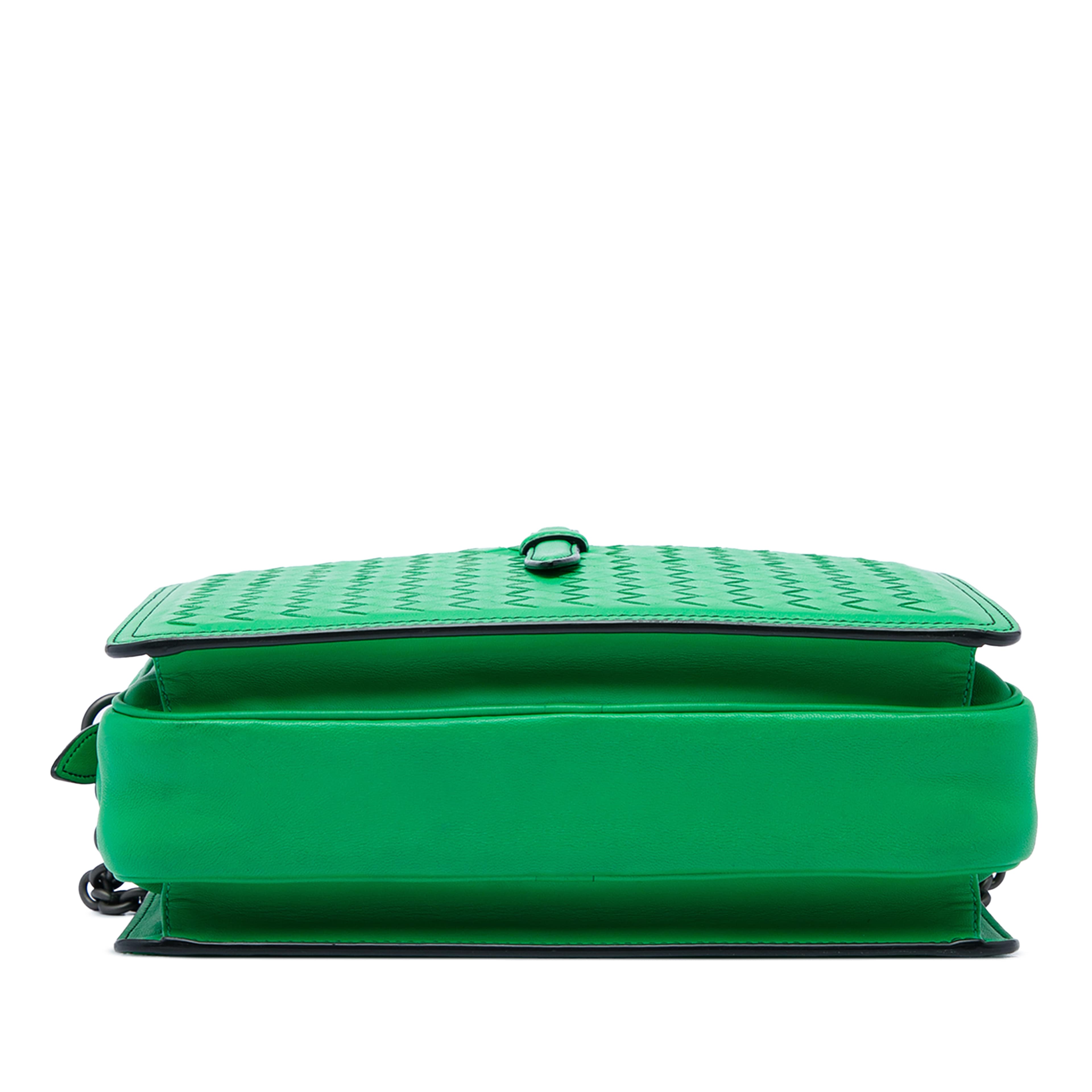 Bottega Veneta Nappa Intrecciato Belt Flap Camera Bag, från Luxclusif, i färgen grön. Klicka för att öppna bilden i stort format