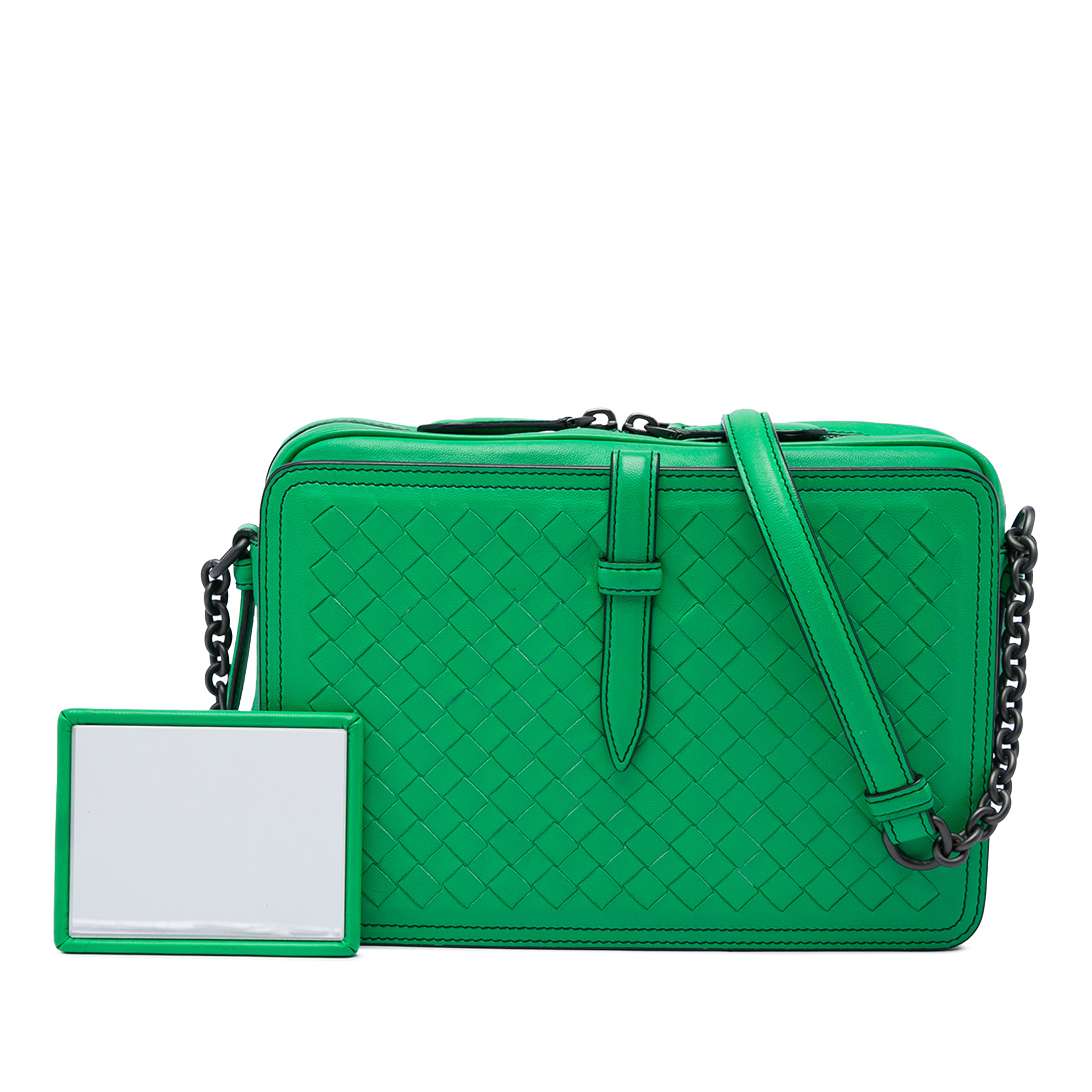 Bottega Veneta Nappa Intrecciato Belt Flap Camera Bag, från Luxclusif, i färgen grön. Klicka för att öppna bilden i stort format