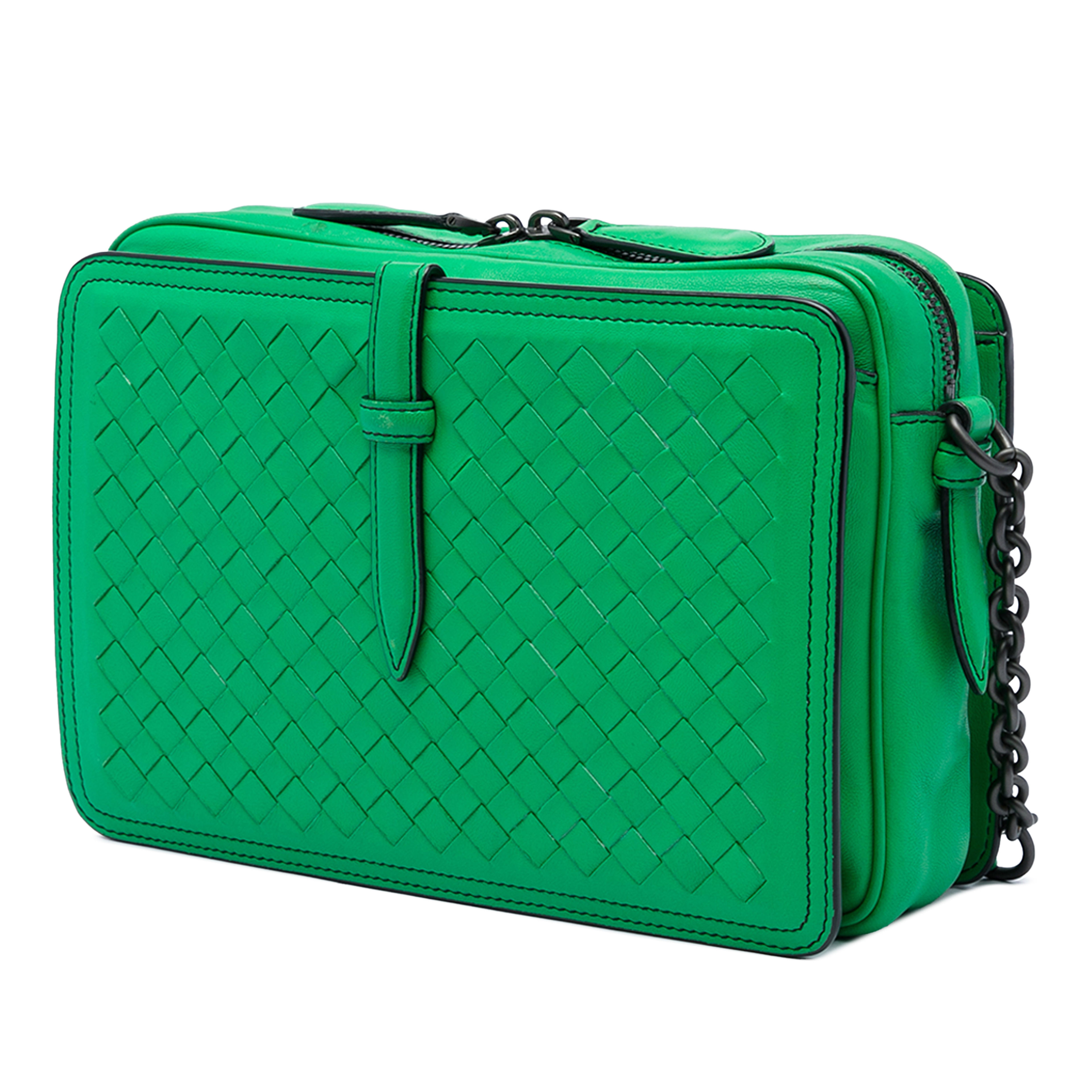 Bottega Veneta Nappa Intrecciato Belt Flap Camera Bag, från Luxclusif, i färgen grön. Klicka för att öppna bilden i stort format