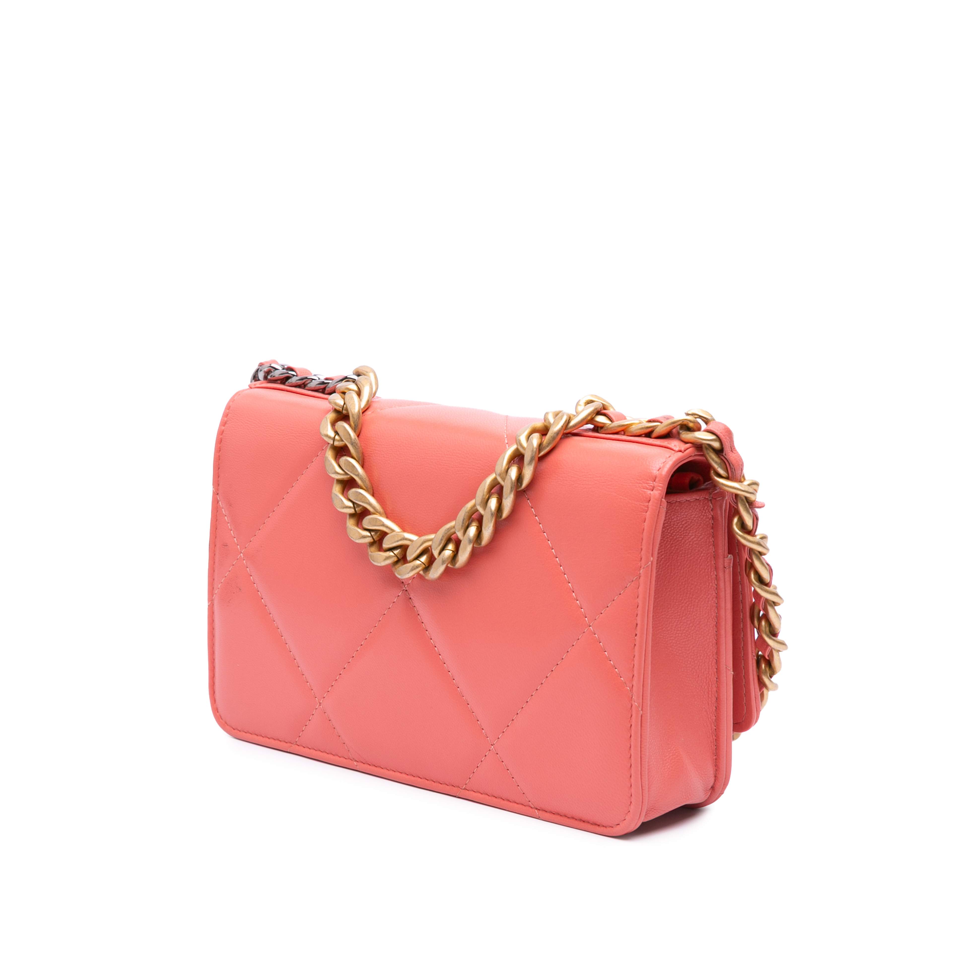 Chanel Quilted Lambskin 19 Wallet On Chain, från Luxclusif, i färgen rosa. Klicka för att öppna bilden i stort format