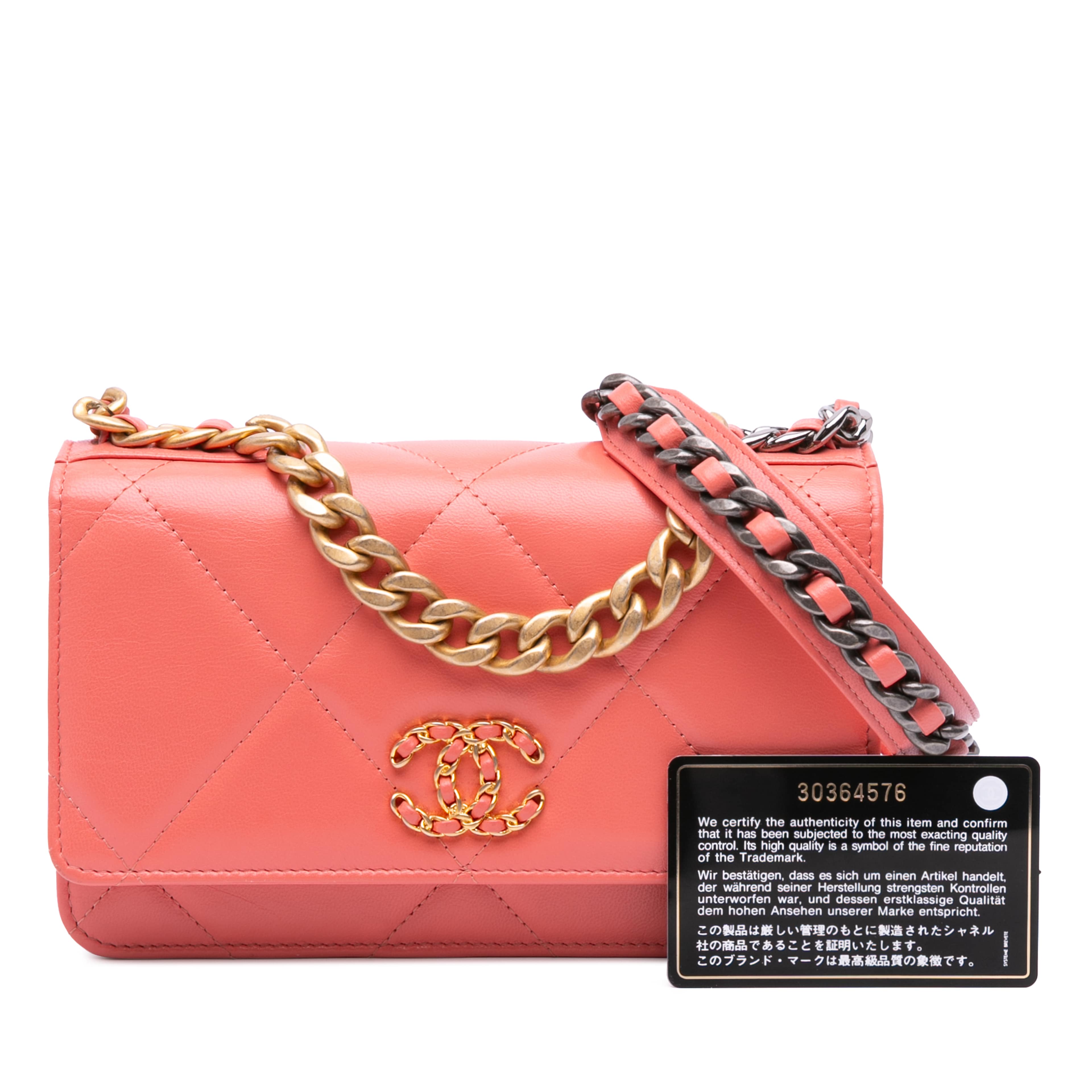 Chanel Quilted Lambskin 19 Wallet On Chain, från Luxclusif, i färgen rosa. Klicka för att öppna bilden i stort format