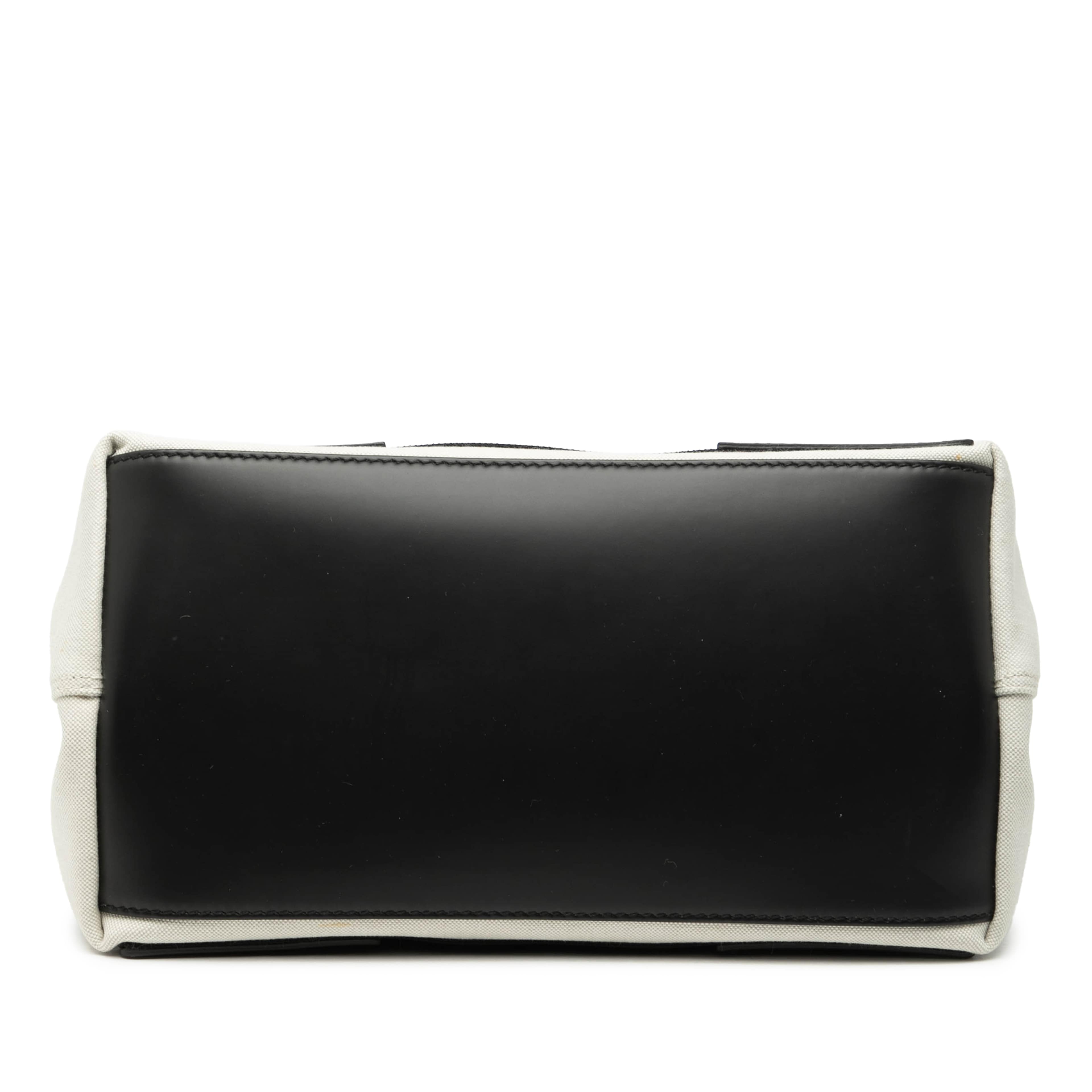 Balenciaga Canvas Navy Cabas Tote S, från Luxclusif, i färgen white. Klicka för att öppna bilden i stort format