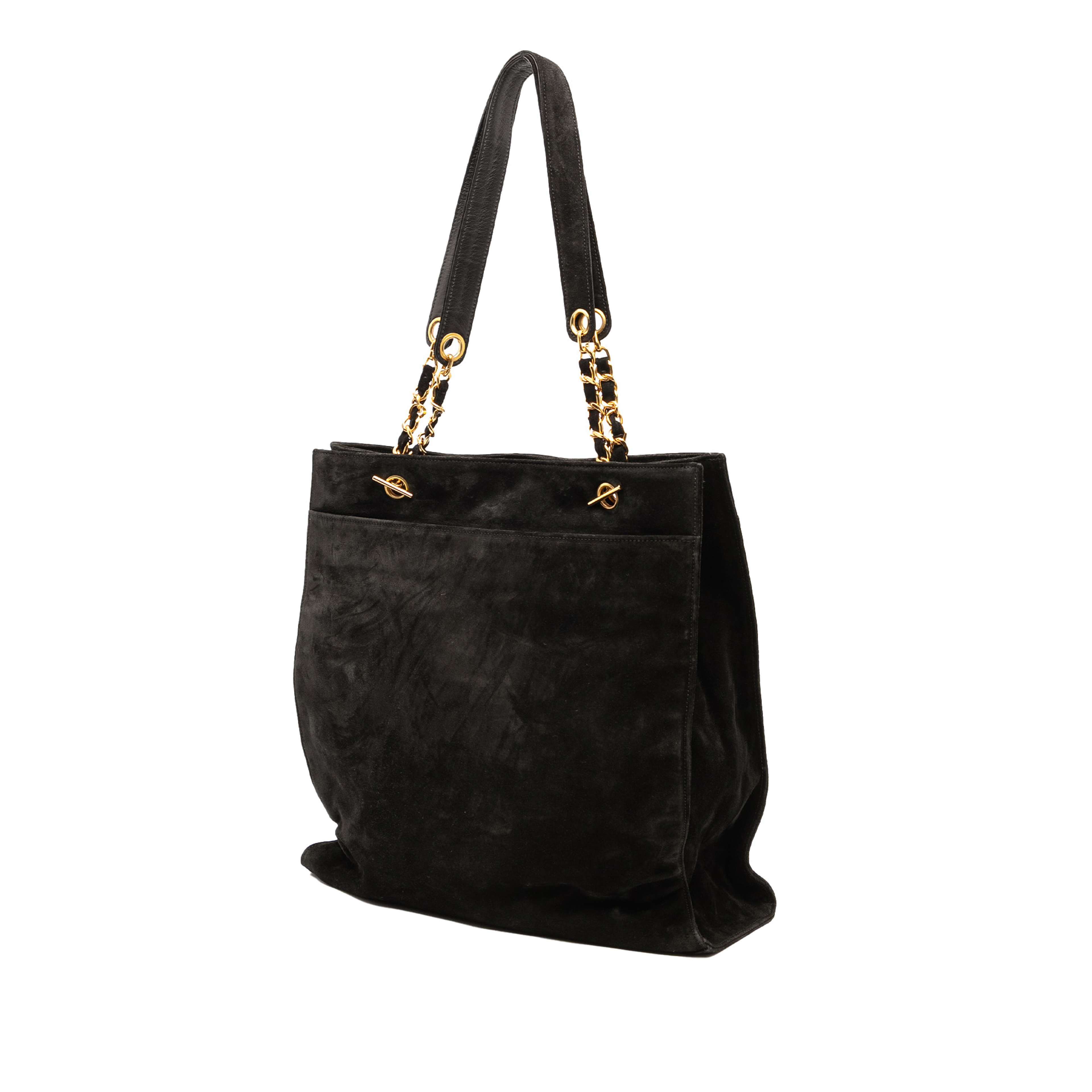 Chanel Cc Suede Tote, från Luxclusif, i färgen svart. Klicka för att öppna bilden i stort format