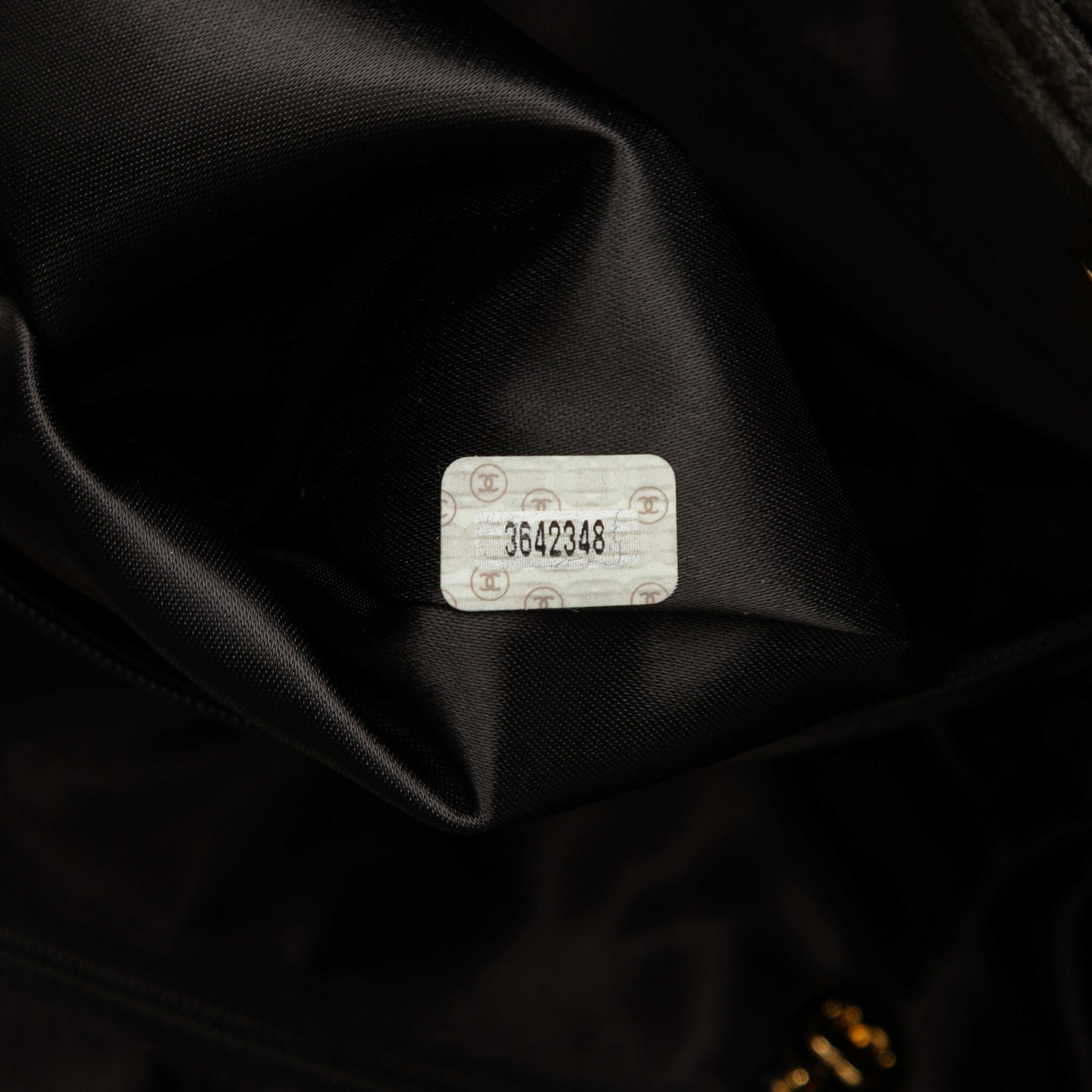 Chanel Cc Suede Tote, från Luxclusif, i färgen svart. Klicka för att öppna bilden i stort format