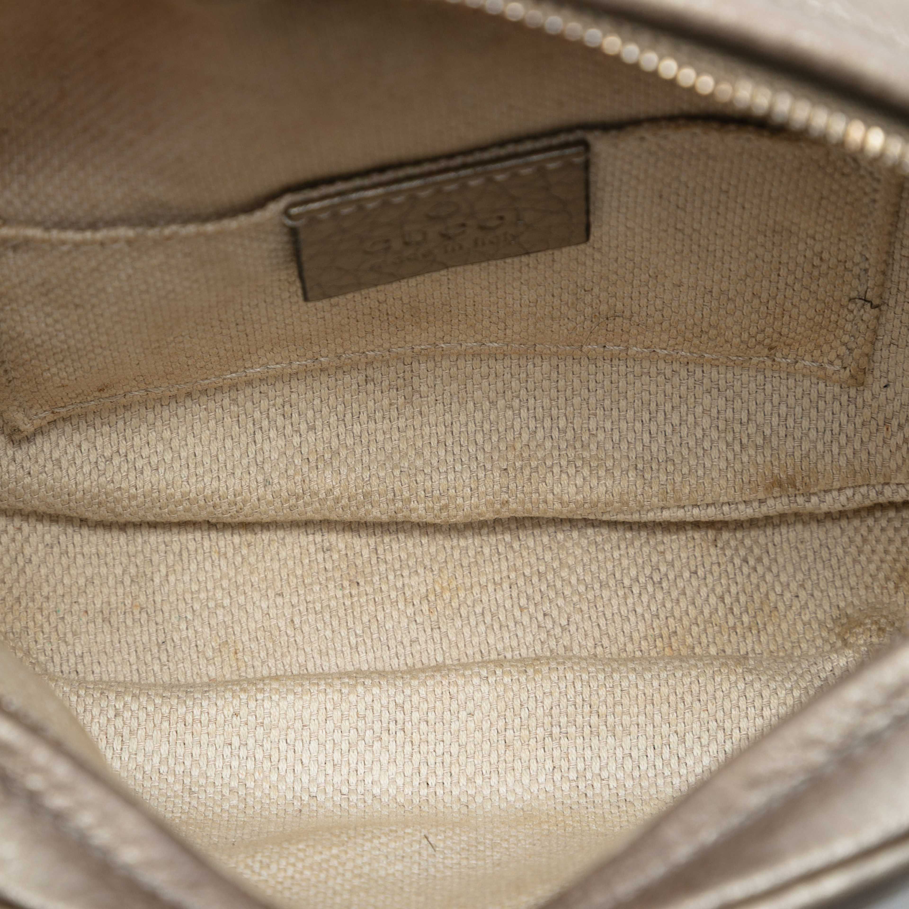 Gucci Mini Metallic Pebbled Calfskin Soho Chain Crossbody, från Luxclusif, i färgen gold. Klicka för att öppna bilden i stort format