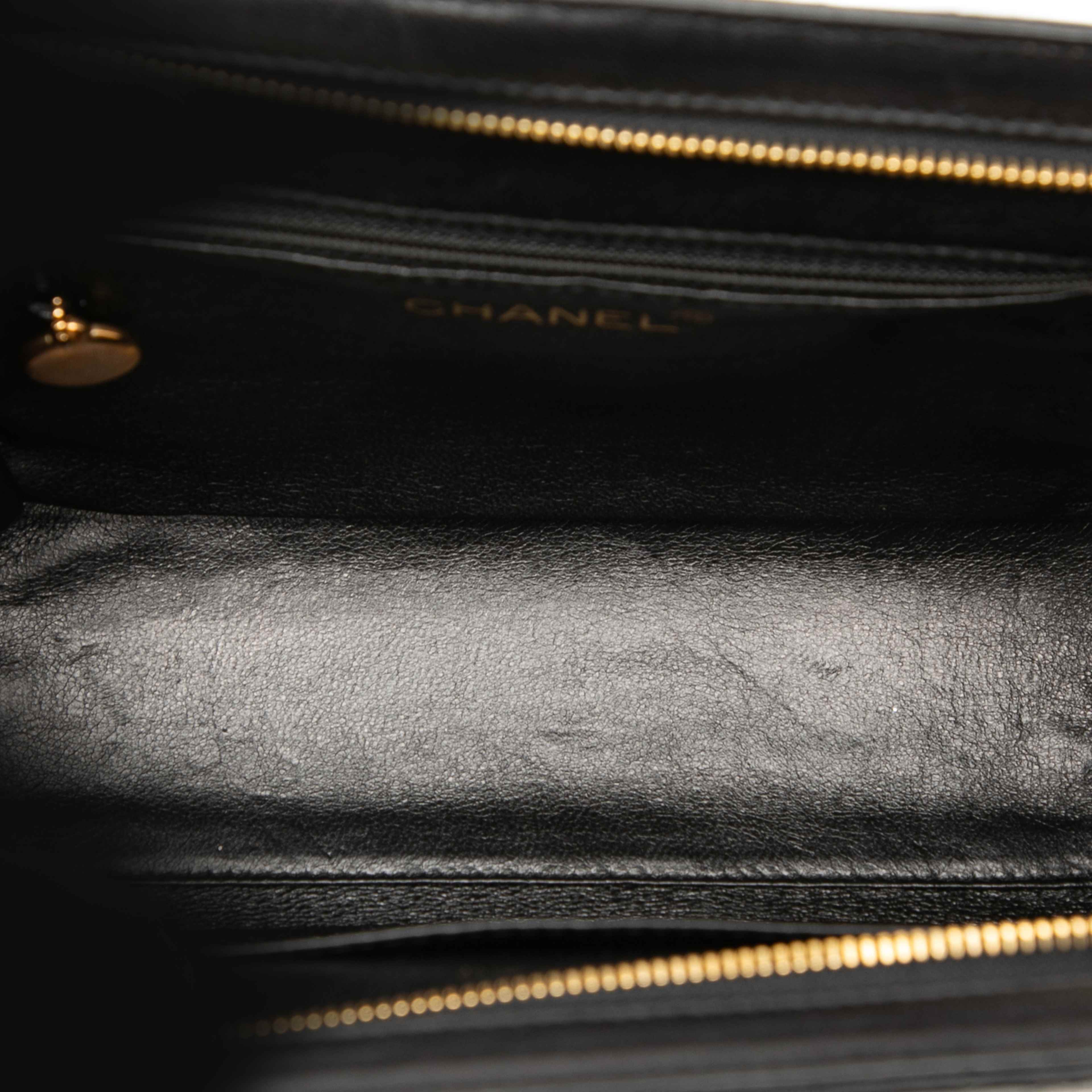 Chanel Cc Quilted Lambskin Shoulder Bag, från Luxclusif, i färgen black. Klicka för att öppna bilden i stort format