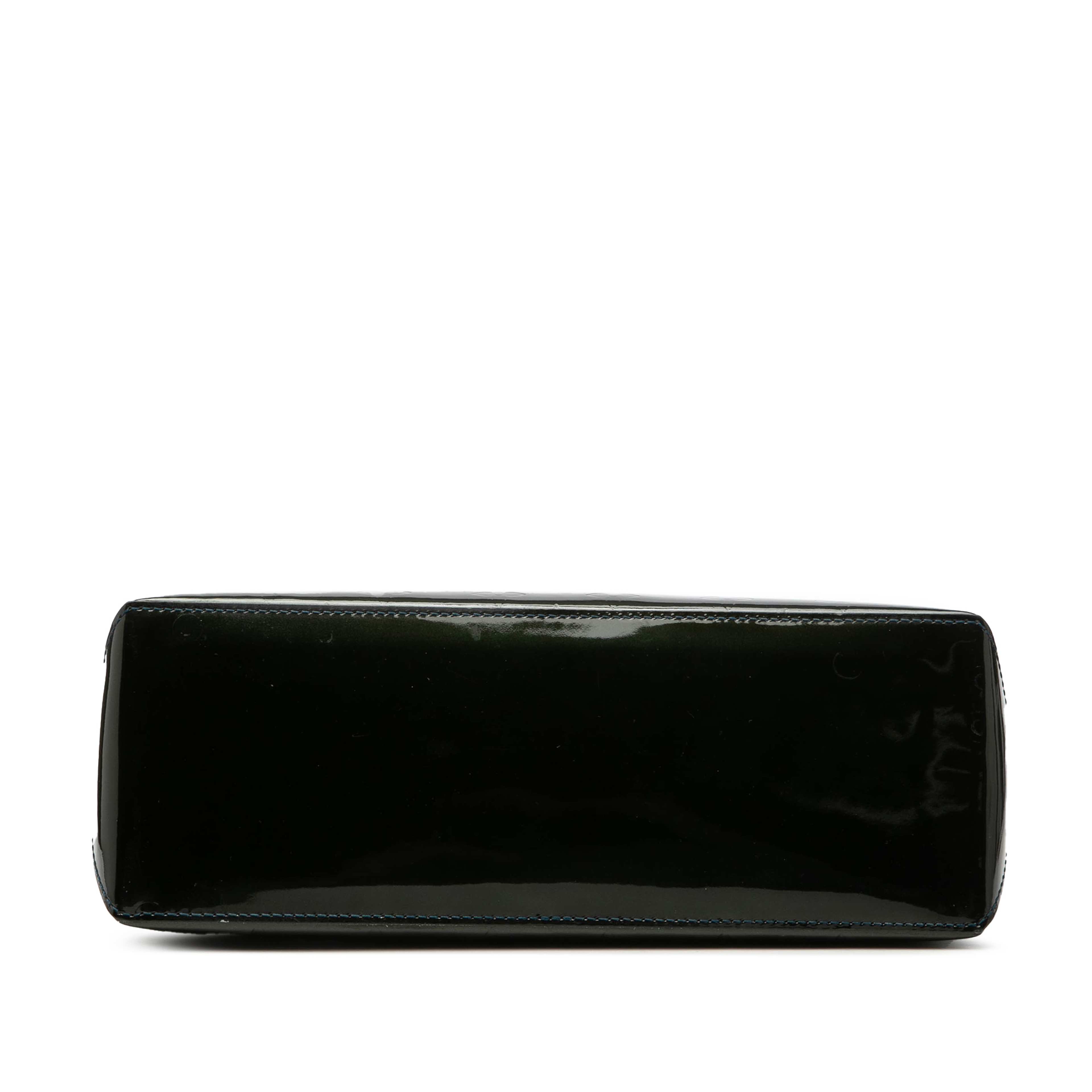 Louis Vuitton Monogram Vernis Wilshire Pm, från Luxclusif, i färgen blå. Klicka för att öppna bilden i stort format