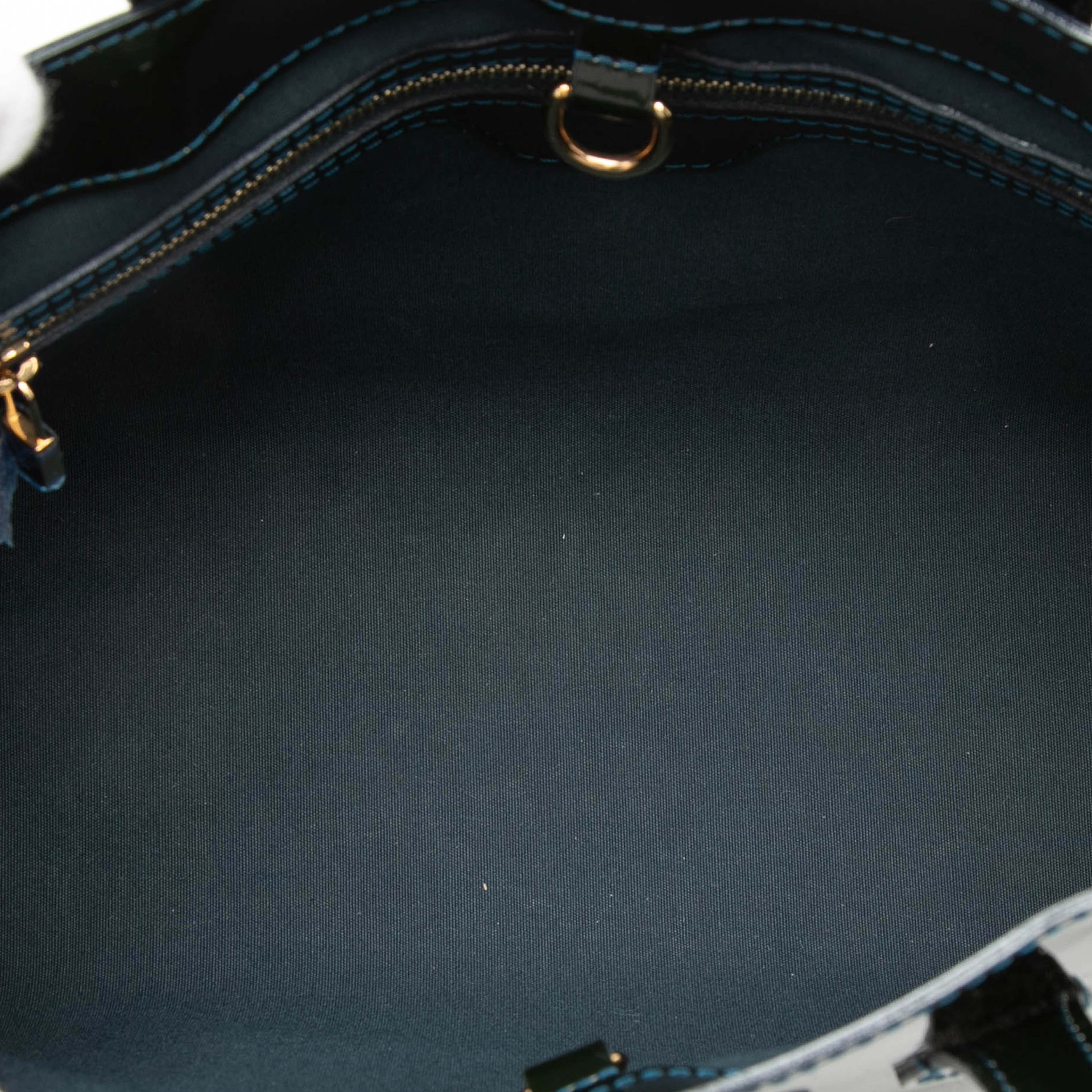 Louis Vuitton Monogram Vernis Wilshire Pm, från Luxclusif, i färgen blå. Klicka för att öppna bilden i stort format