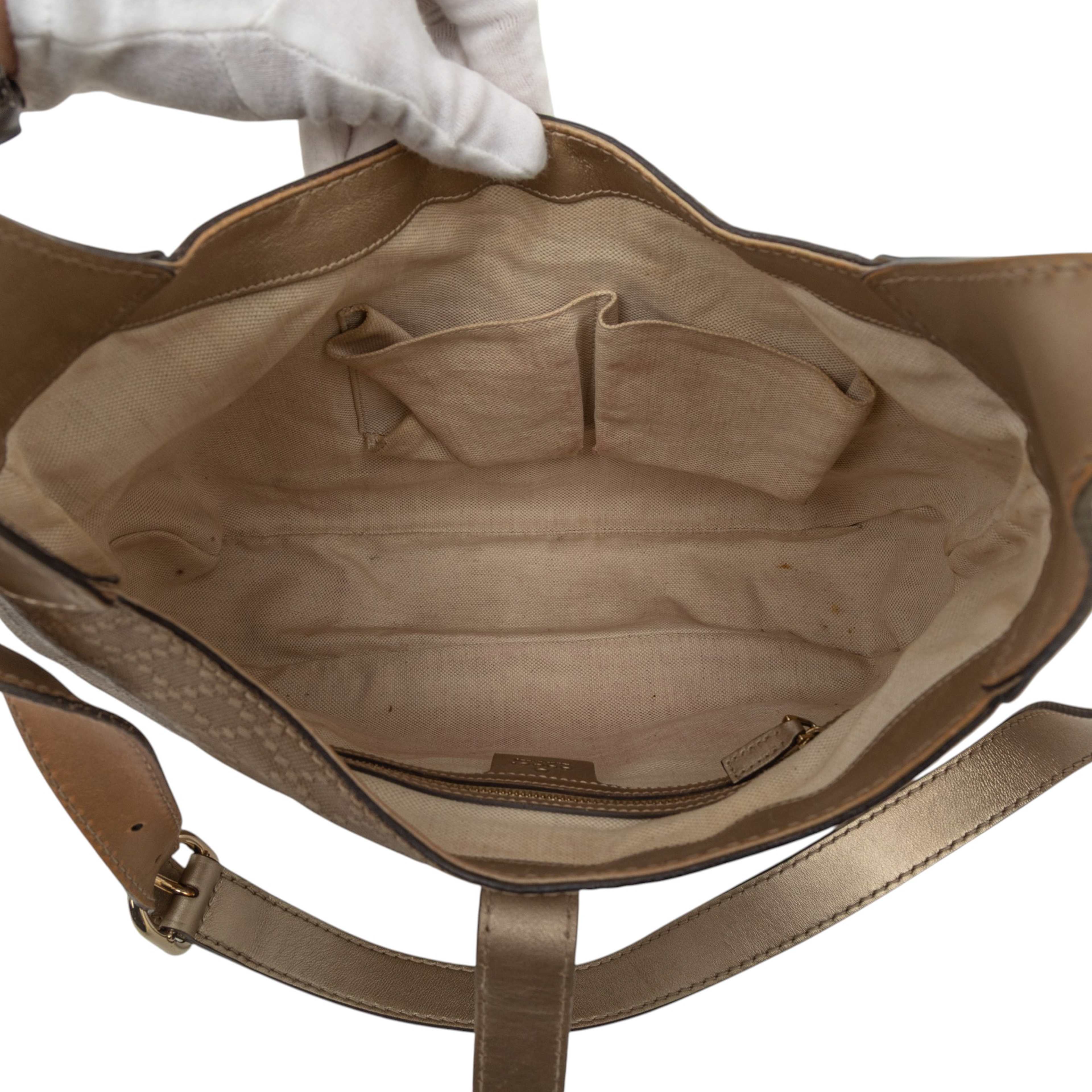 Gucci Diamante Leather Jackie O Bouvier Shoulder Bag, från Luxclusif, i färgen gold. Klicka för att öppna bilden i stort format