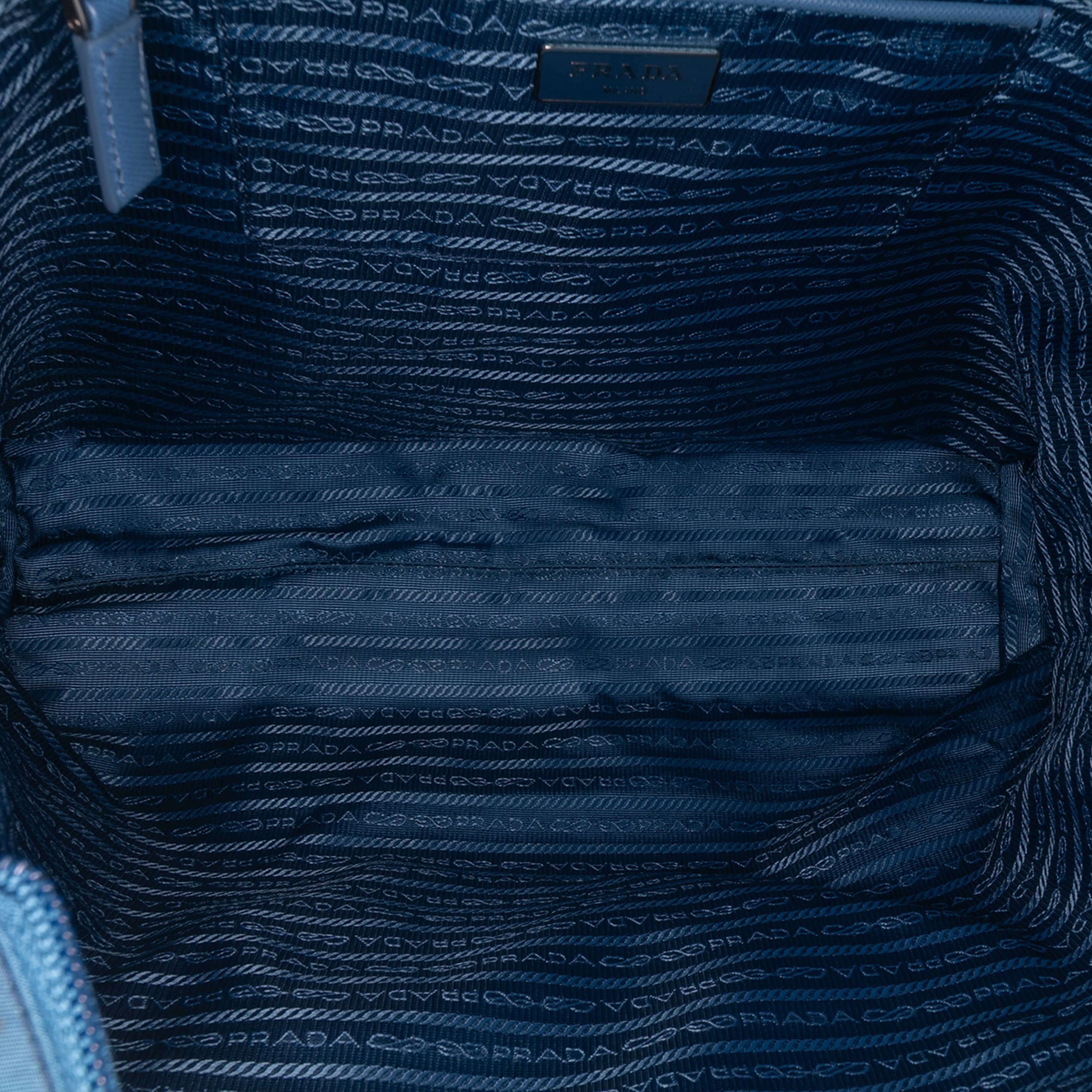 Prada Tessuto Zip Top Convertible Tote, från Luxclusif, i färgen blue. Klicka för att öppna bilden i stort format