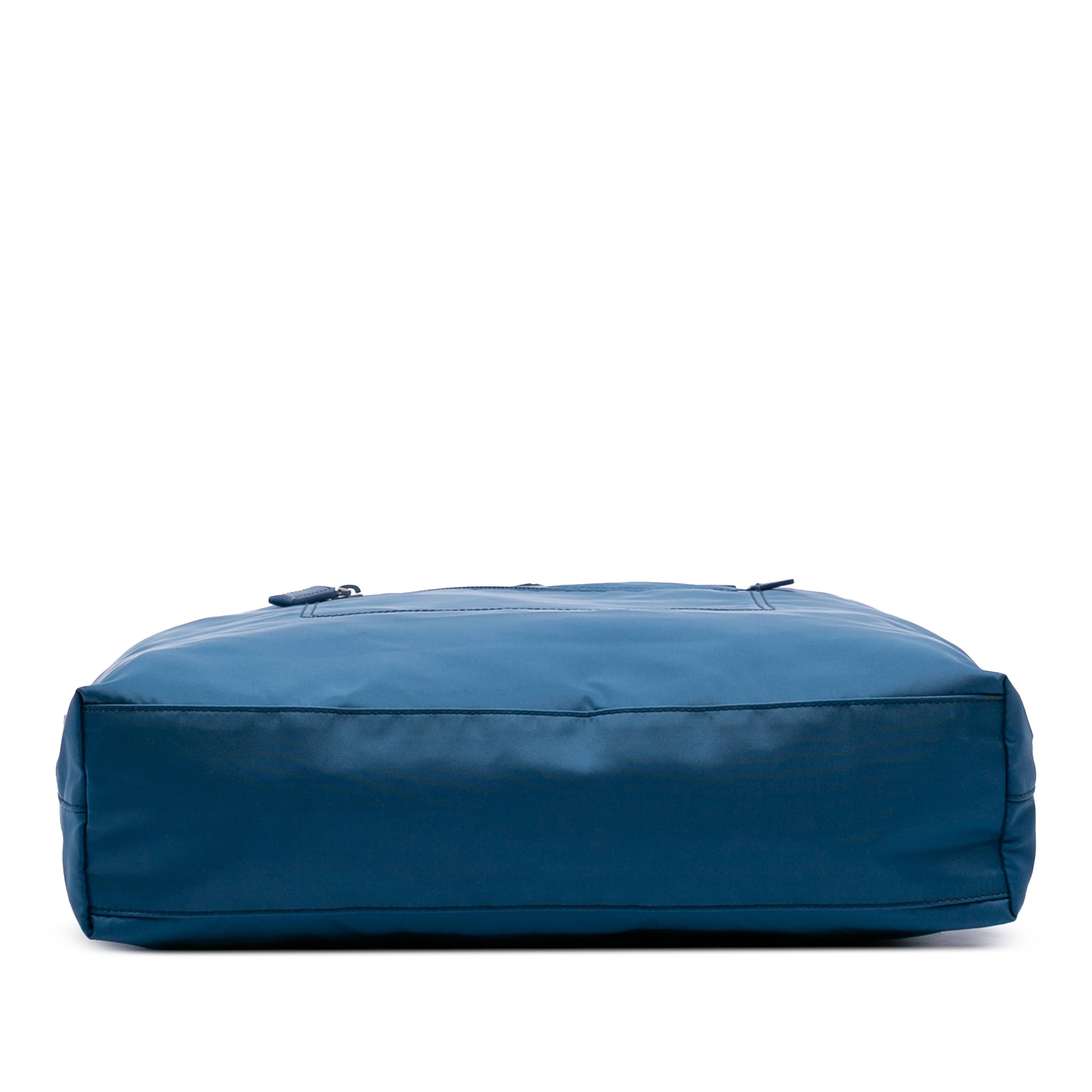 Prada Tessuto Zip Top Convertible Tote, från Luxclusif, i färgen blue. Klicka för att öppna bilden i stort format