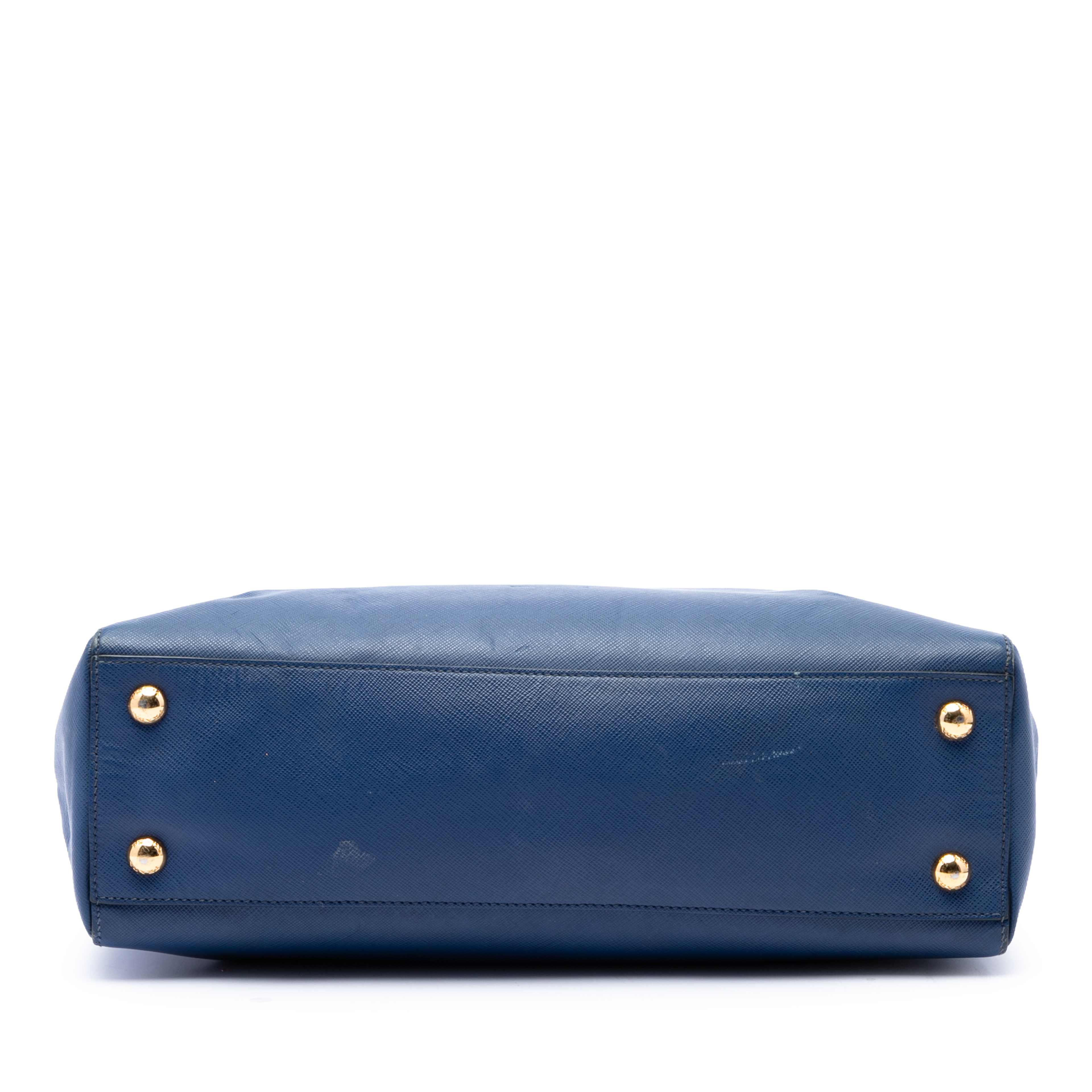 Prada Saffiano Lux Open Convertible Tote, från Luxclusif, i färgen blå. Klicka för att öppna bilden i stort format