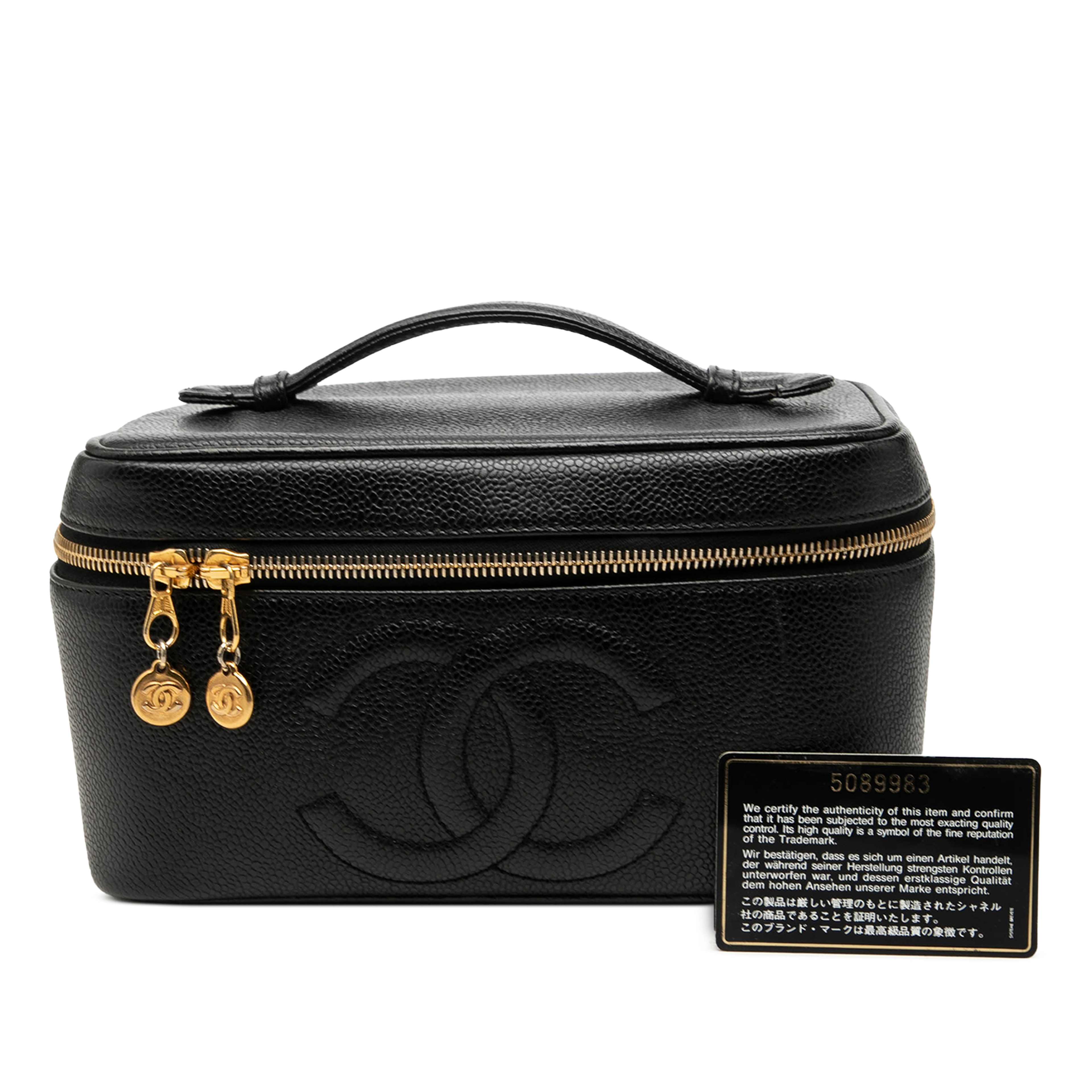Chanel Cc Caviar Vanity Bag, från Luxclusif, i färgen svart. Klicka för att öppna bilden i stort format