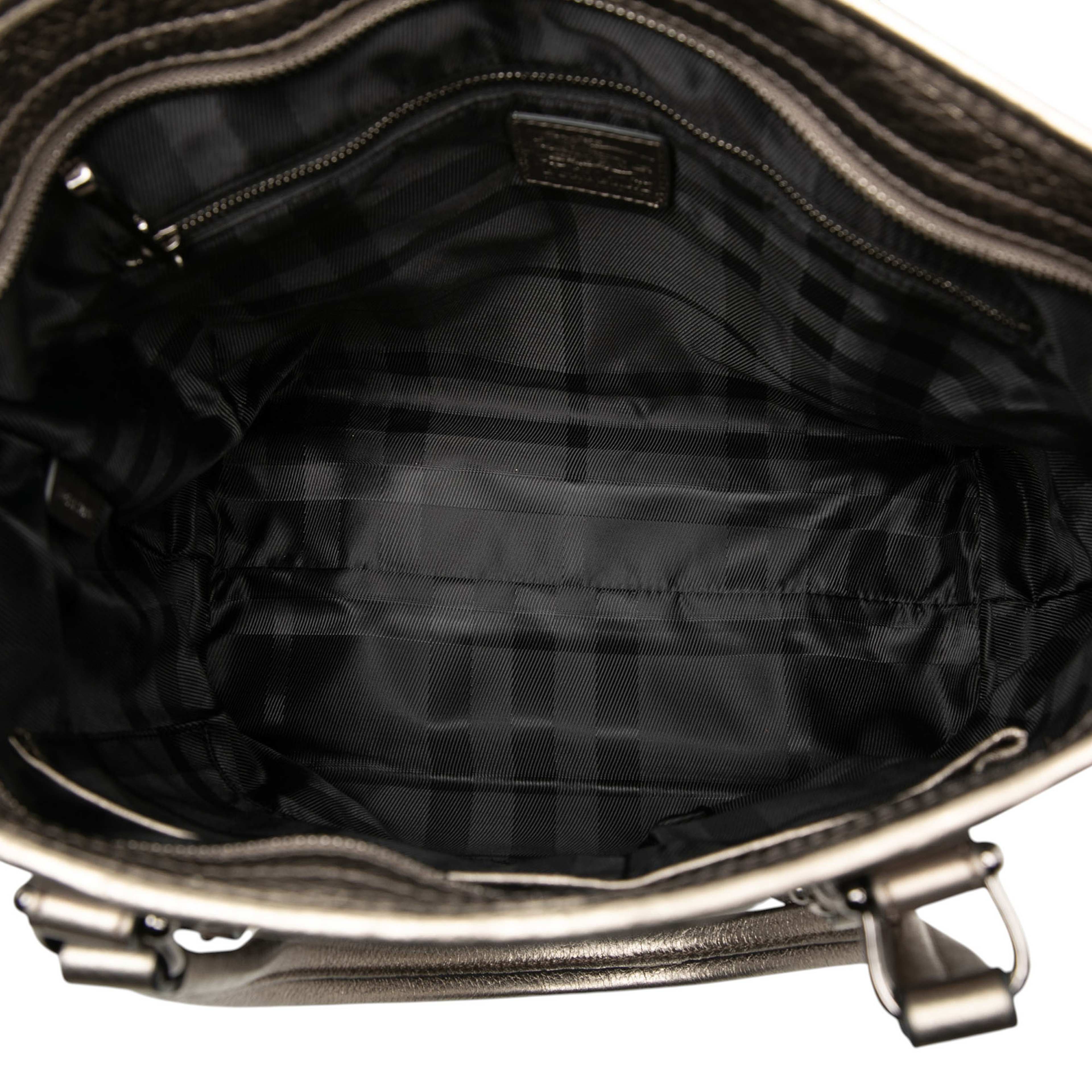 Burberry Small Shimmer Check Canvas Tote, från Luxclusif, i färgen silver. Klicka för att öppna bilden i stort format