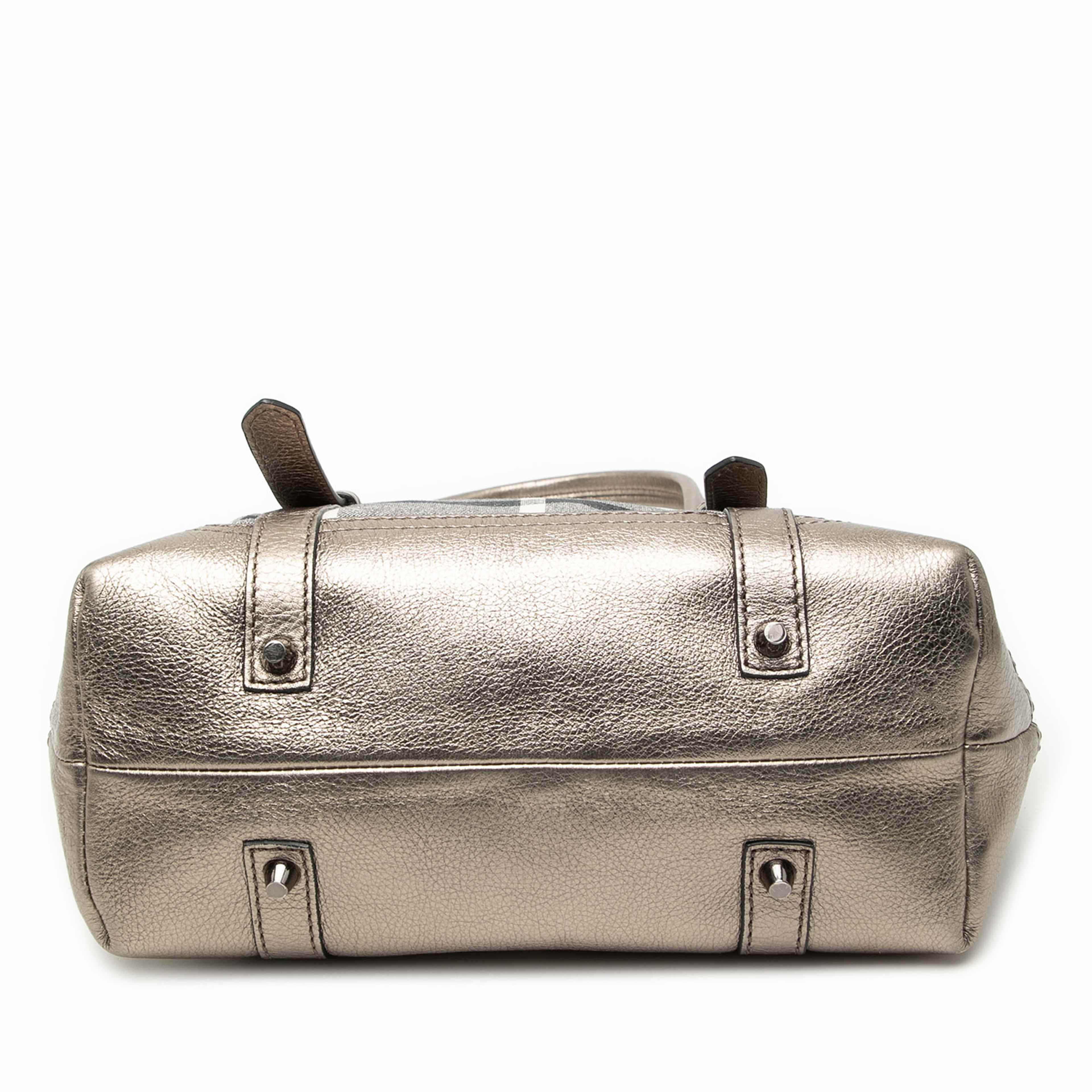 Burberry Small Shimmer Check Canvas Tote, från Luxclusif, i färgen silver. Klicka för att öppna bilden i stort format