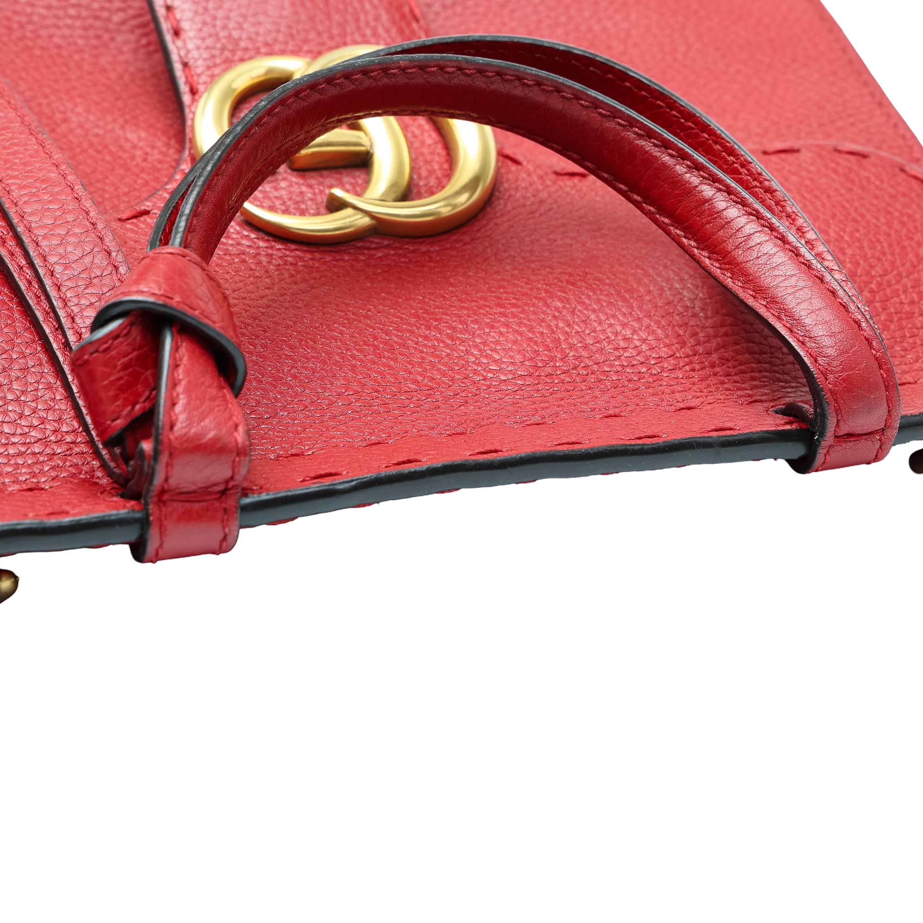 Gucci Small Gg Marmont Calfskin Top Handle Satchel, från Luxclusif, i färgen röd. Klicka för att öppna bilden i stort format