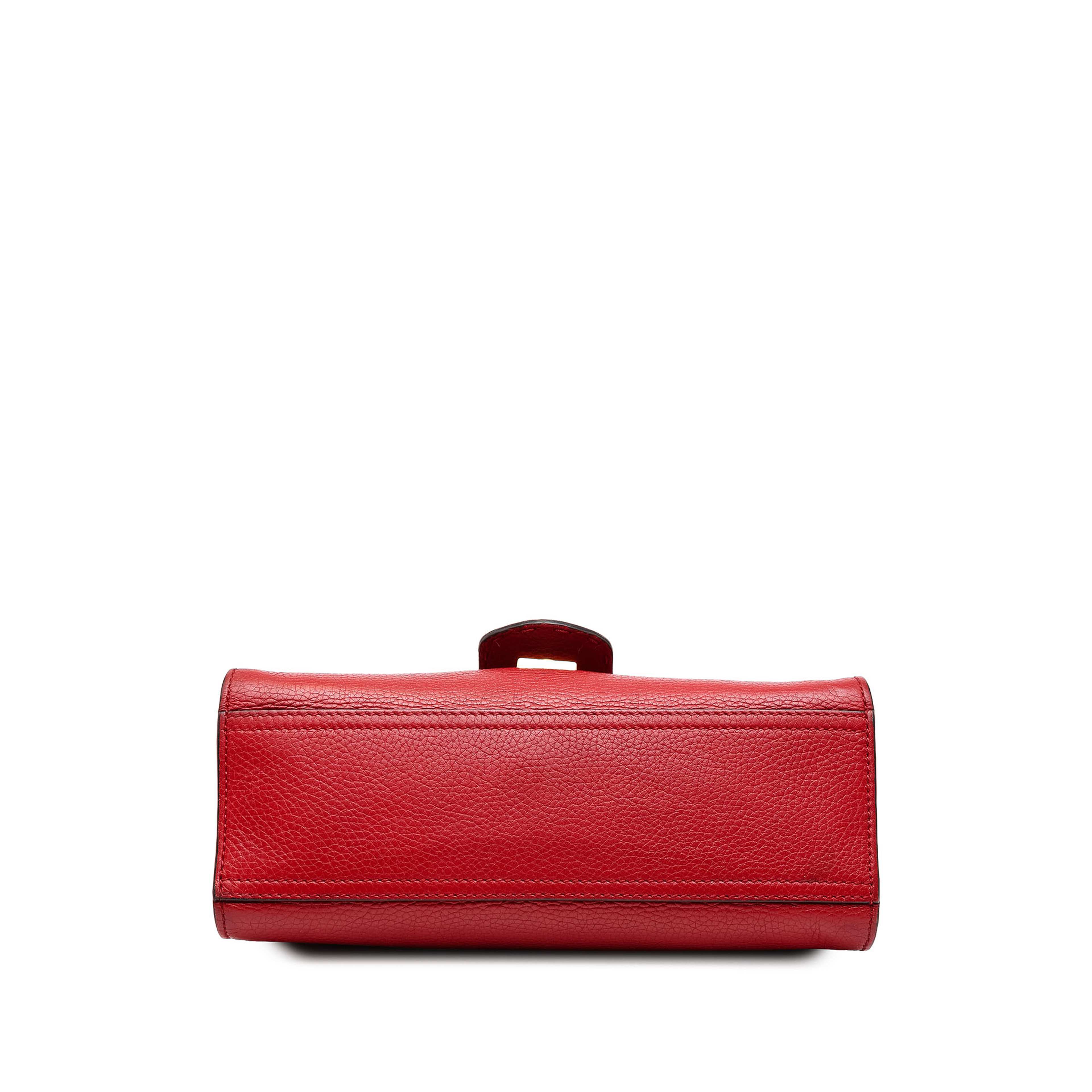 Gucci Small Gg Marmont Calfskin Top Handle Satchel, från Luxclusif, i färgen röd. Klicka för att öppna bilden i stort format