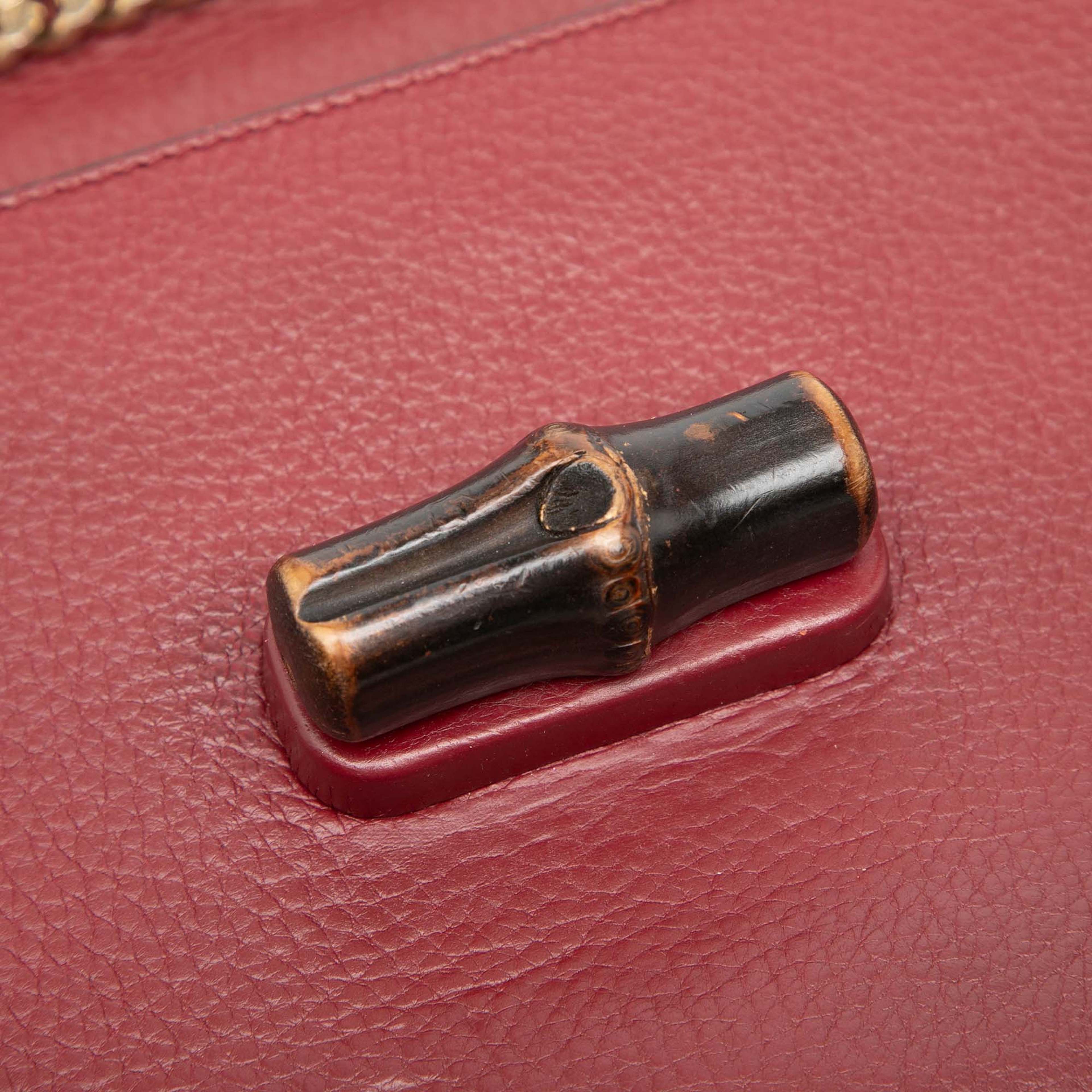 Gucci Medium Calfskin Miss Bamboo Crossbody, från Luxclusif, i färgen röd. Klicka för att öppna bilden i stort format