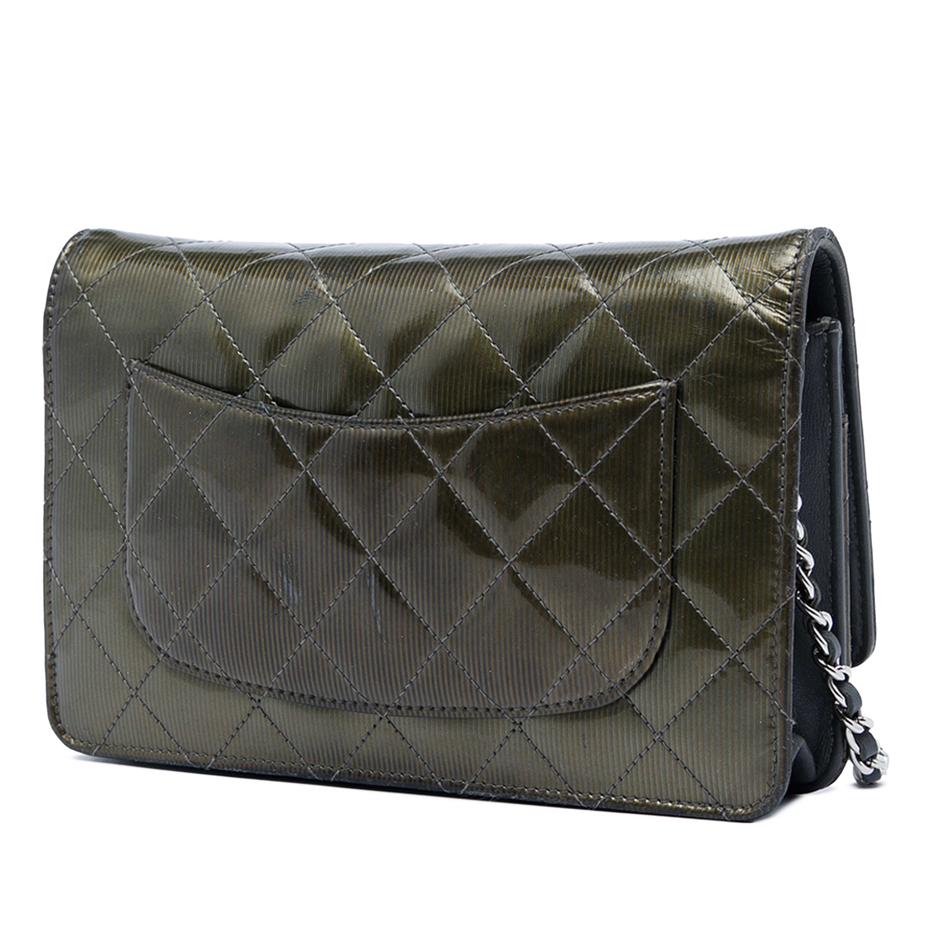 Chanel Cc Quilted Striated Metallic Patent Wallet On Chain, från Luxclusif, i färgen grön. Klicka för att öppna bilden i stort format