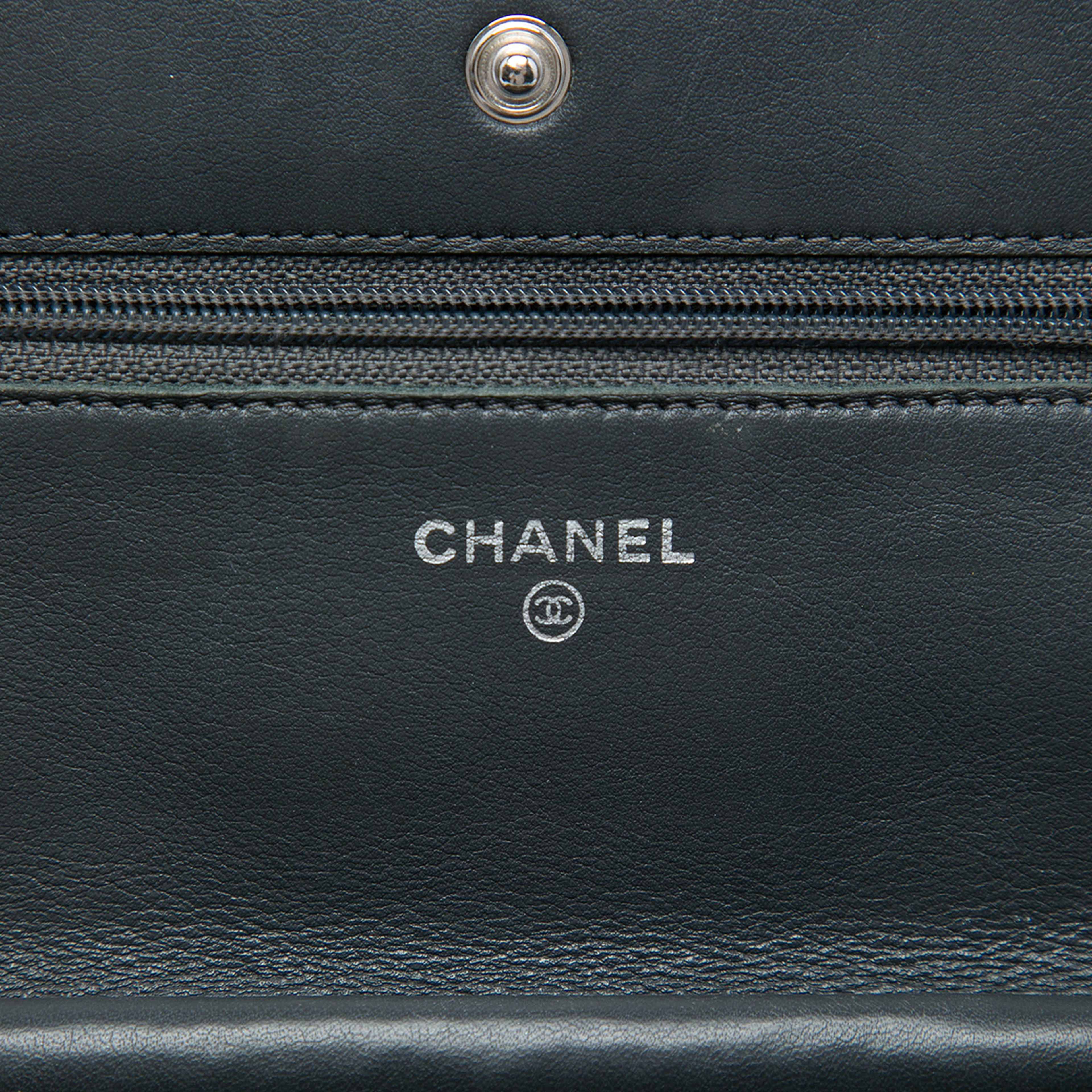 Chanel Cc Quilted Striated Metallic Patent Wallet On Chain, från Luxclusif, i färgen grön. Klicka för att öppna bilden i stort format