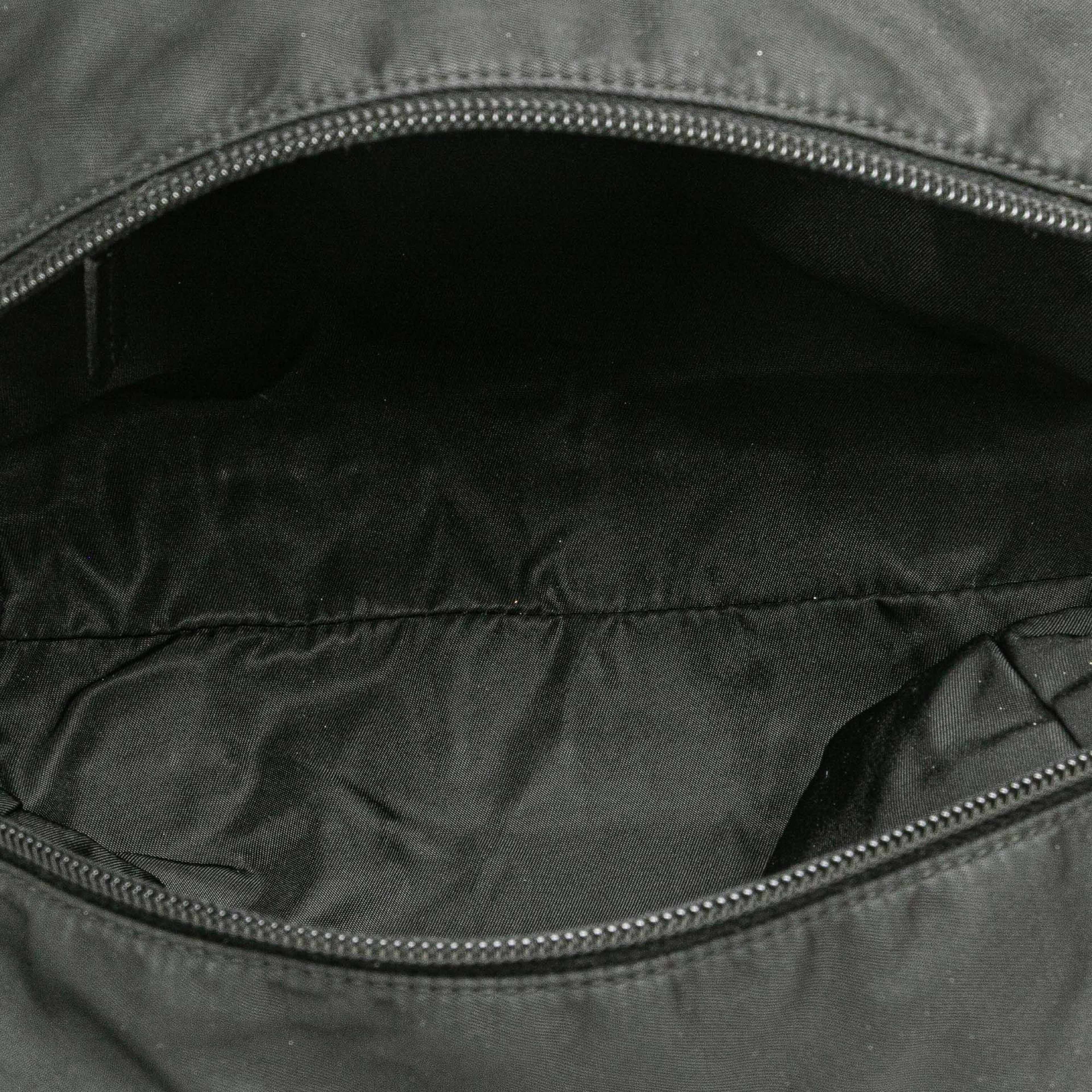 Prada Tessuto Evening Heart Handbag, från Luxclusif, i färgen black. Klicka för att öppna bilden i stort format