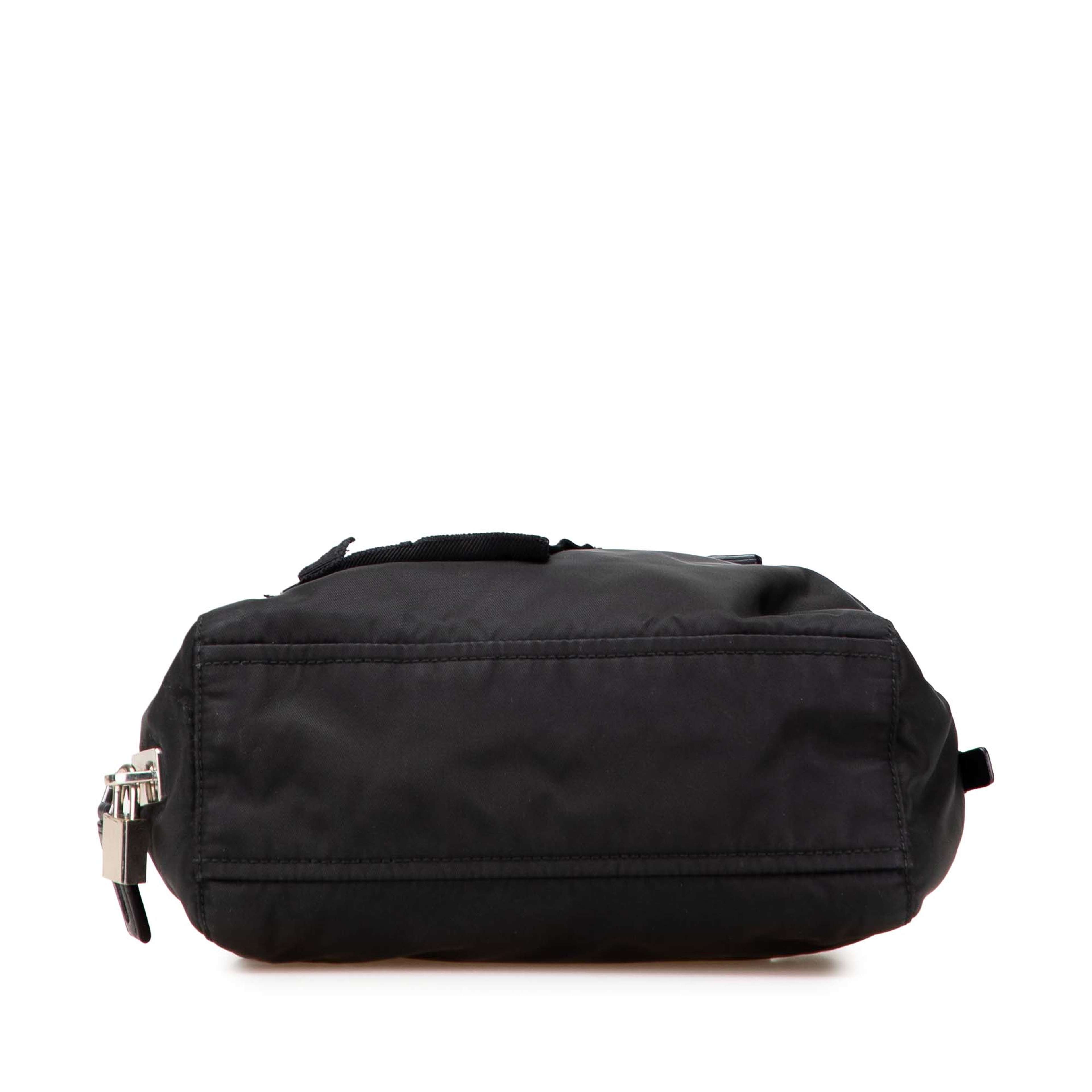 Prada Tessuto Evening Heart Handbag, från Luxclusif, i färgen svart. Klicka för att öppna bilden i stort format