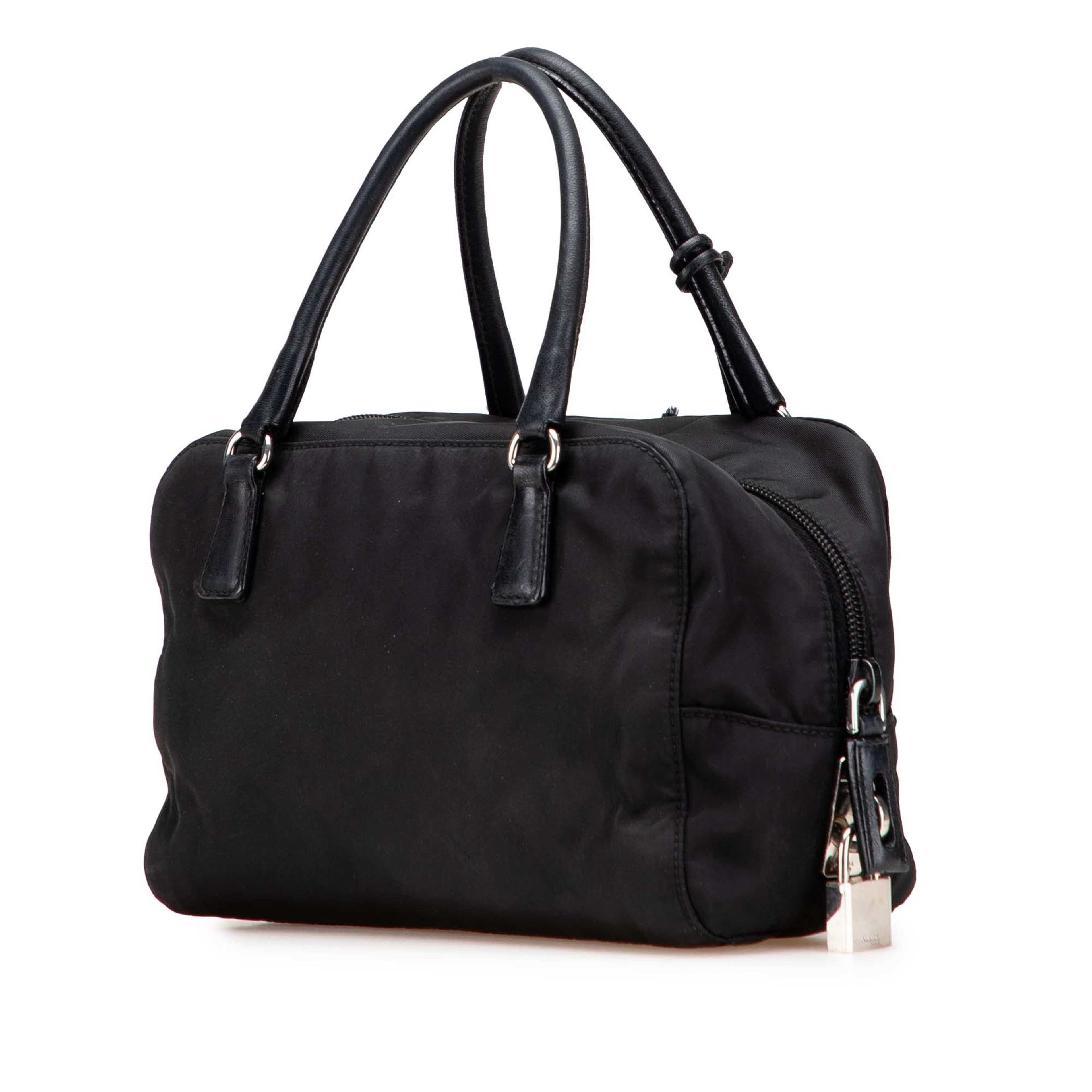 Prada Tessuto Evening Heart Handbag, från Luxclusif, i färgen black. Klicka för att öppna bilden i stort format