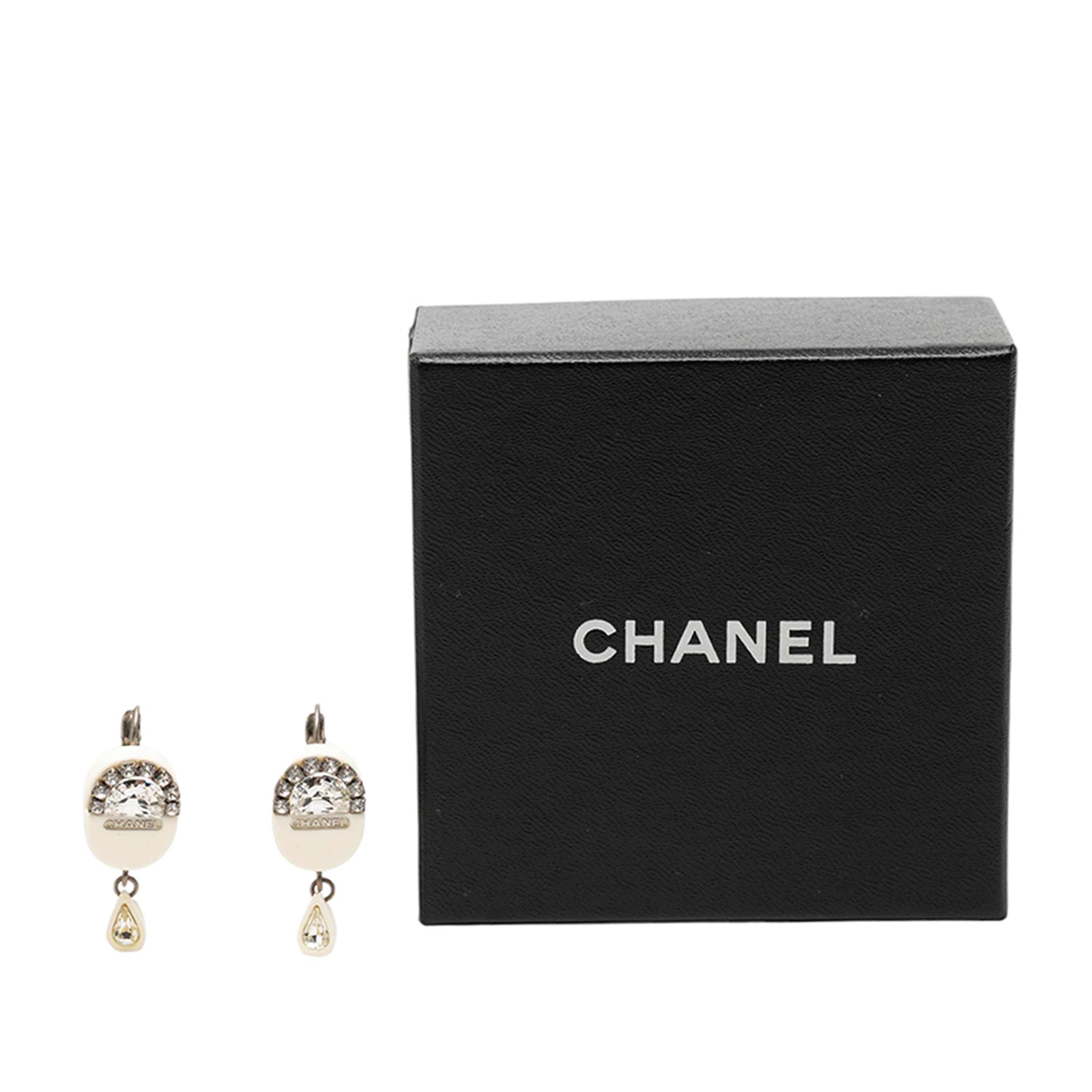 Chanel Resin Strass Rain Drop Clip On Earrings, från Luxclusif, i färgen vit. Klicka för att öppna bilden i stort format