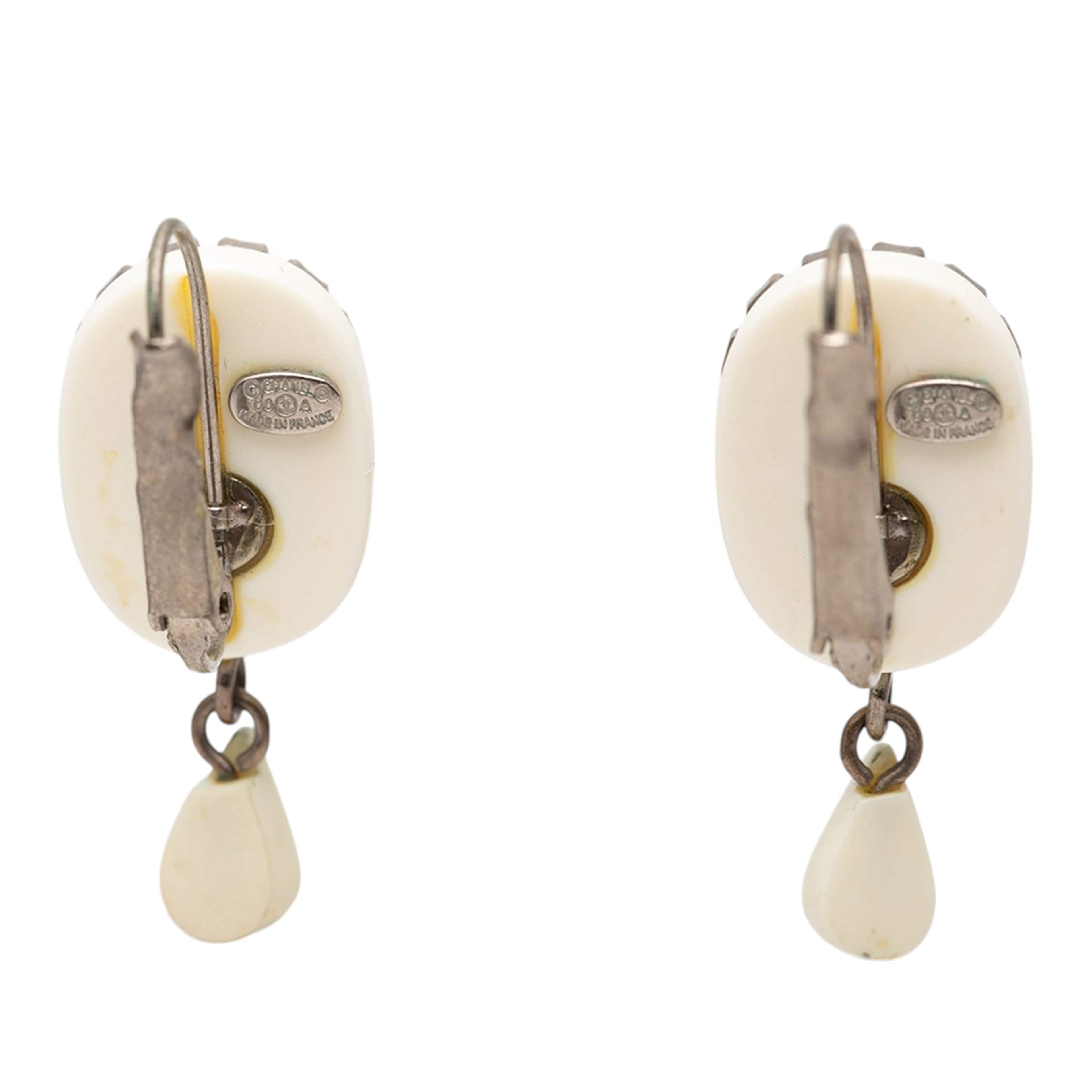 Chanel Resin Strass Rain Drop Clip On Earrings, från Luxclusif, i färgen vit. Klicka för att öppna bilden i stort format