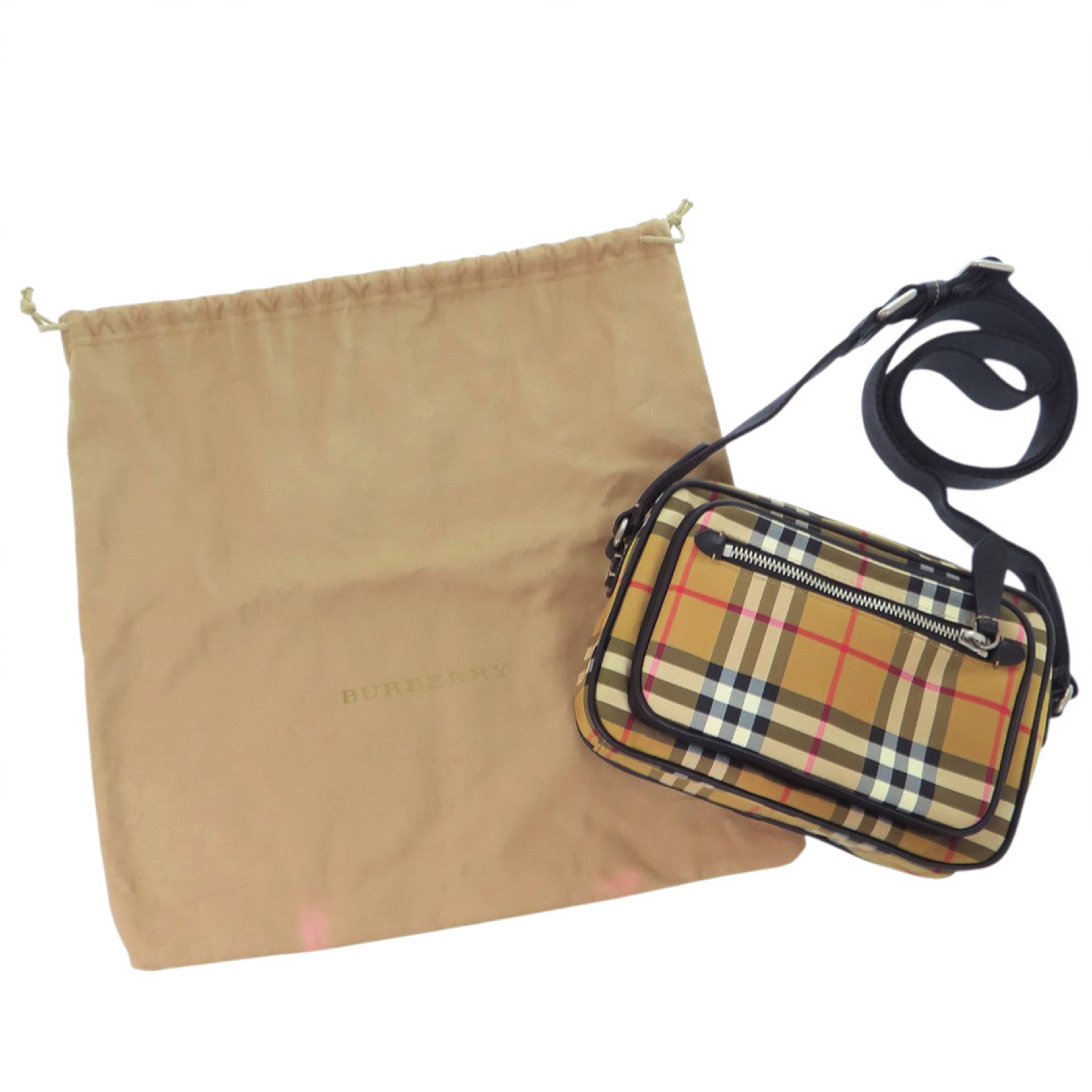 Burberry House Check Nylon Paddy Crossbody, från Luxclusif, i färgen beige. Klicka för att öppna bilden i stort format