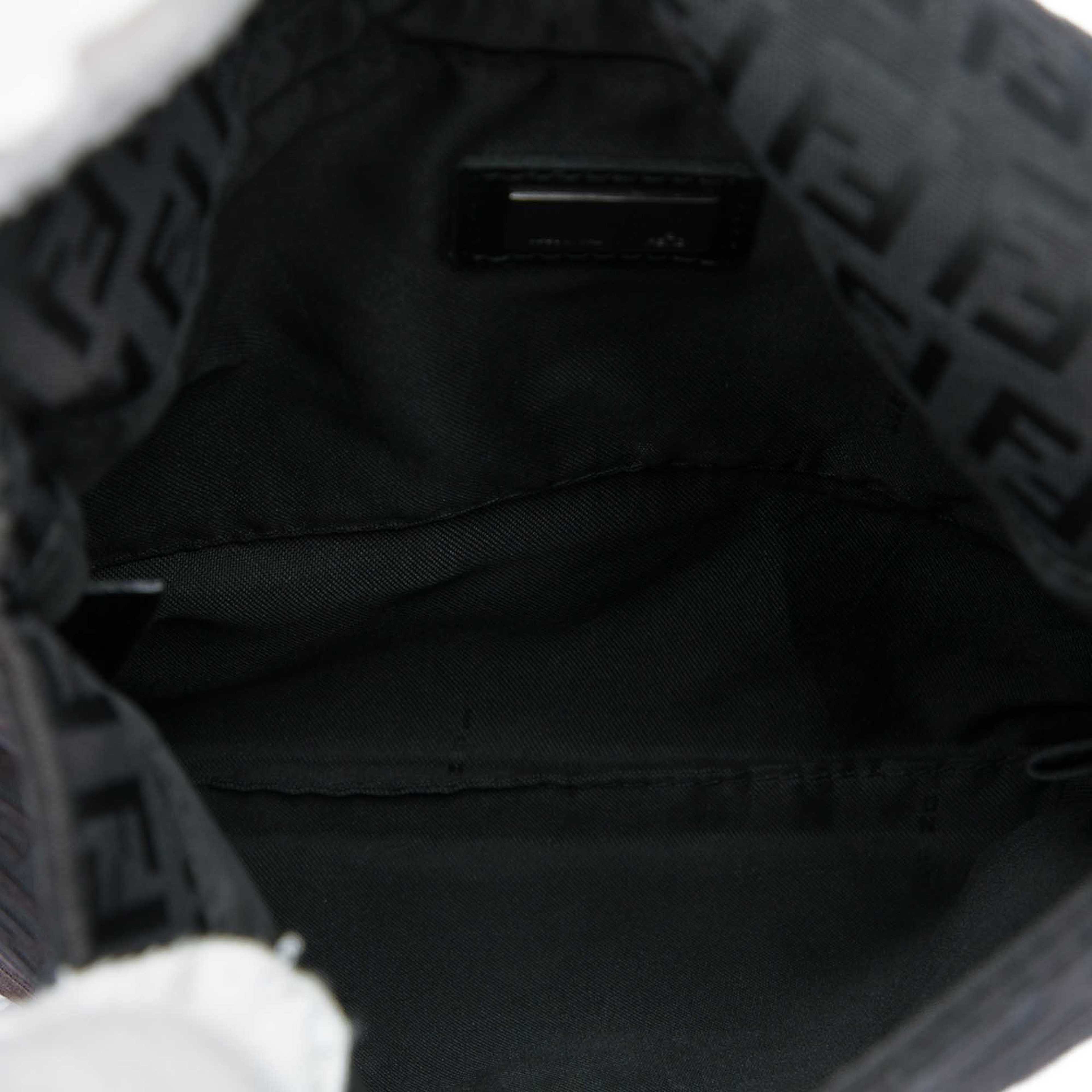 Fendi Zucchino Canvas Crossbody, från Luxclusif, i färgen brun. Klicka för att öppna bilden i stort format