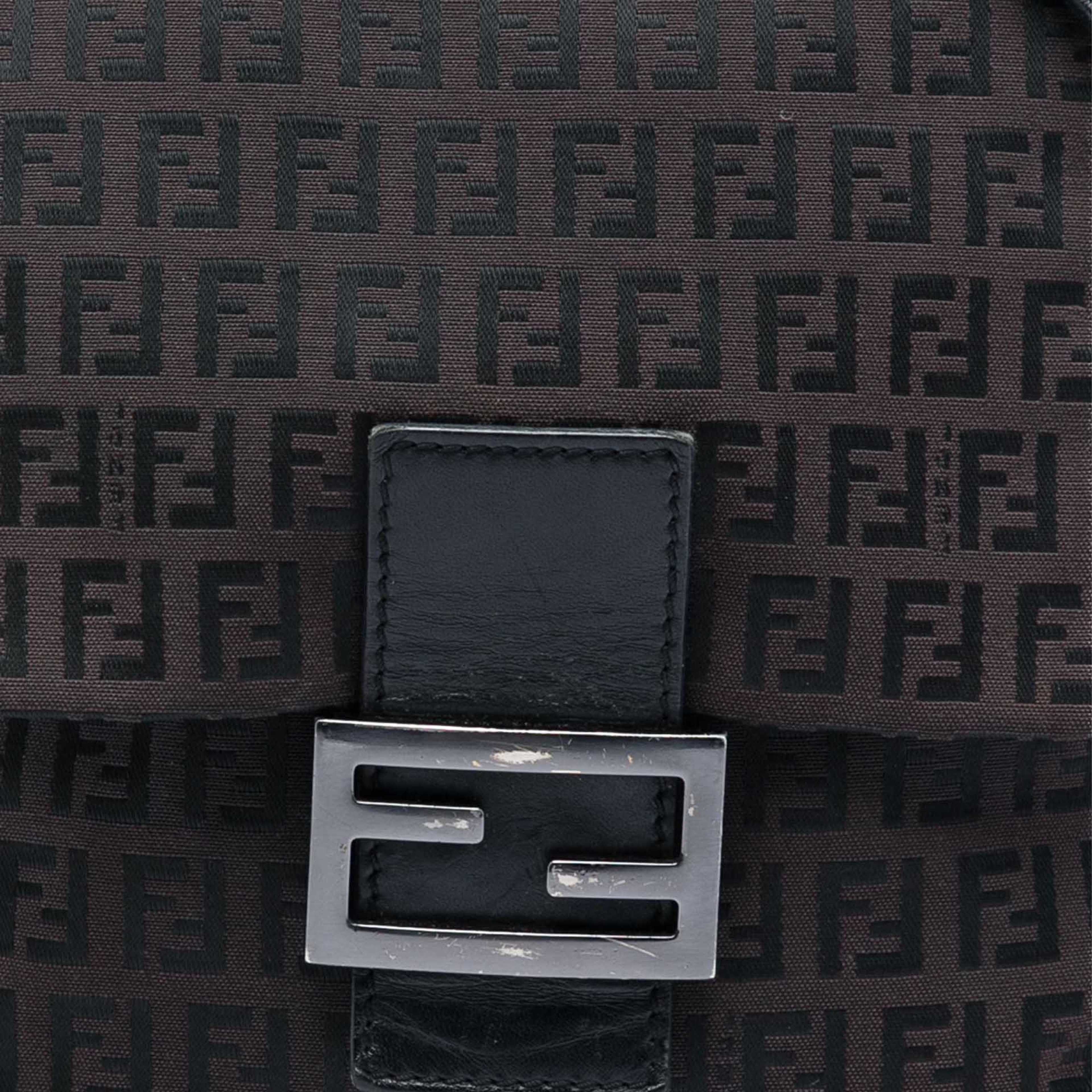 Fendi Zucchino Canvas Crossbody, från Luxclusif, i färgen brun. Klicka för att öppna bilden i stort format