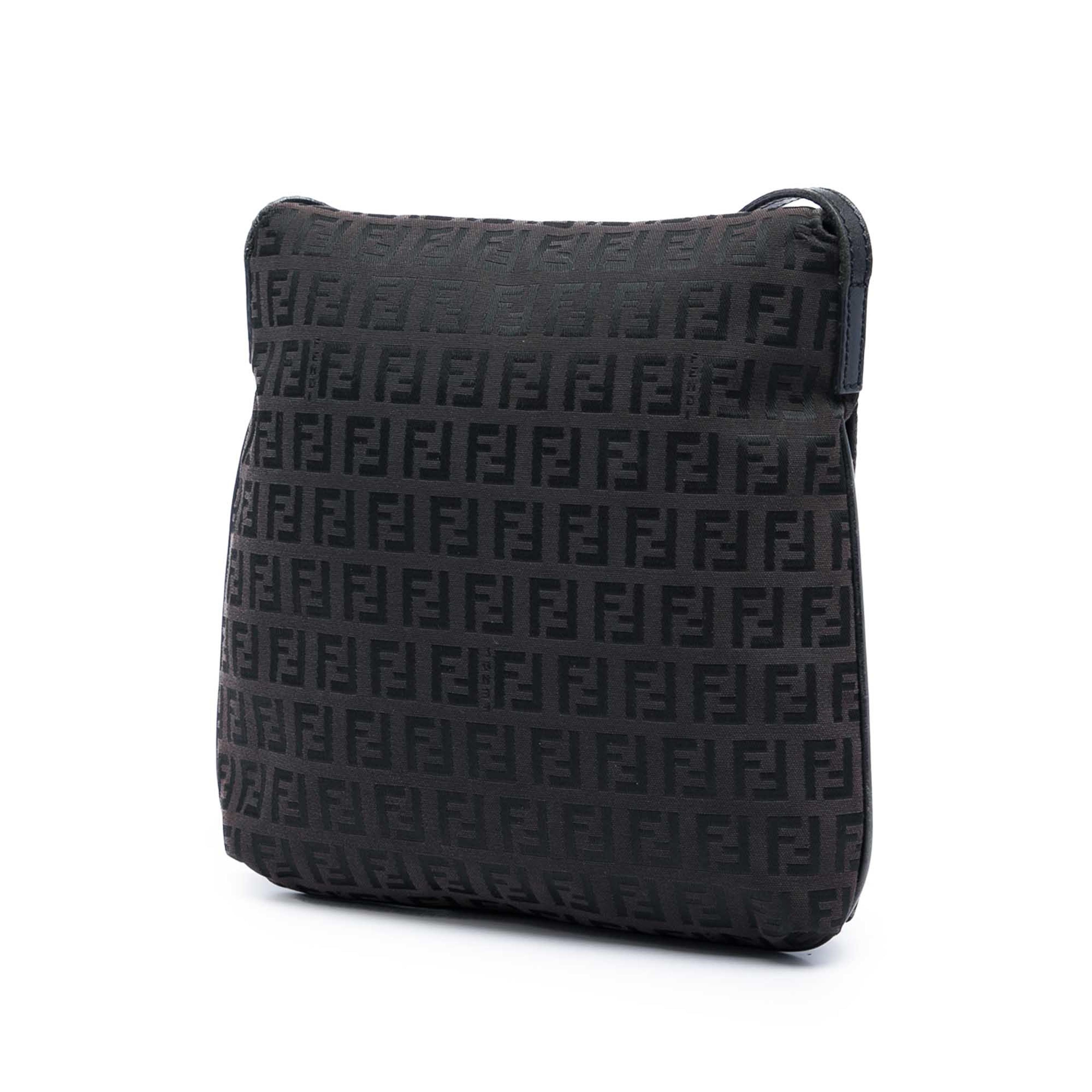 Fendi Zucchino Canvas Crossbody, från Luxclusif, i färgen brun. Klicka för att öppna bilden i stort format