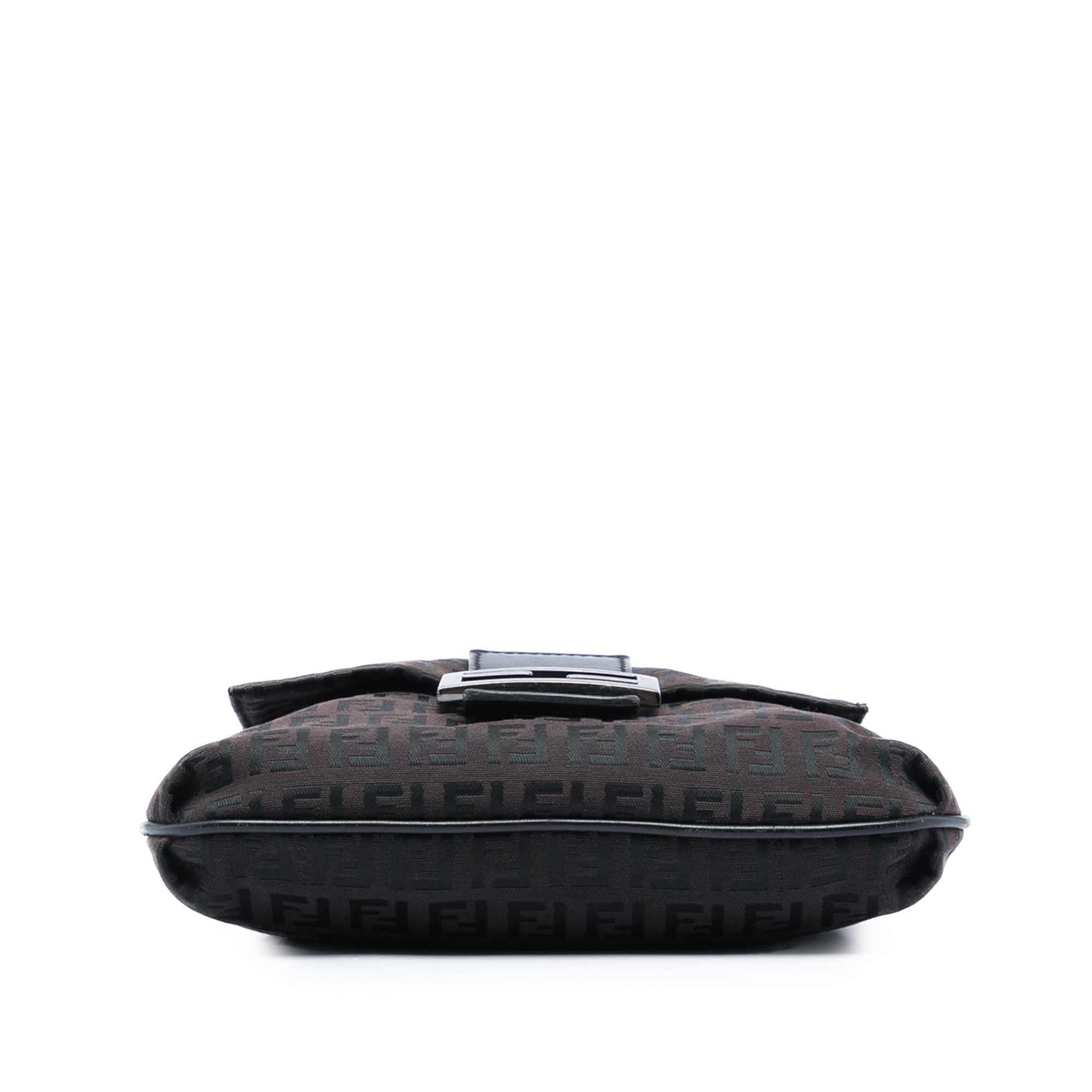 Fendi Zucchino Canvas Crossbody, från Luxclusif, i färgen brun. Klicka för att öppna bilden i stort format