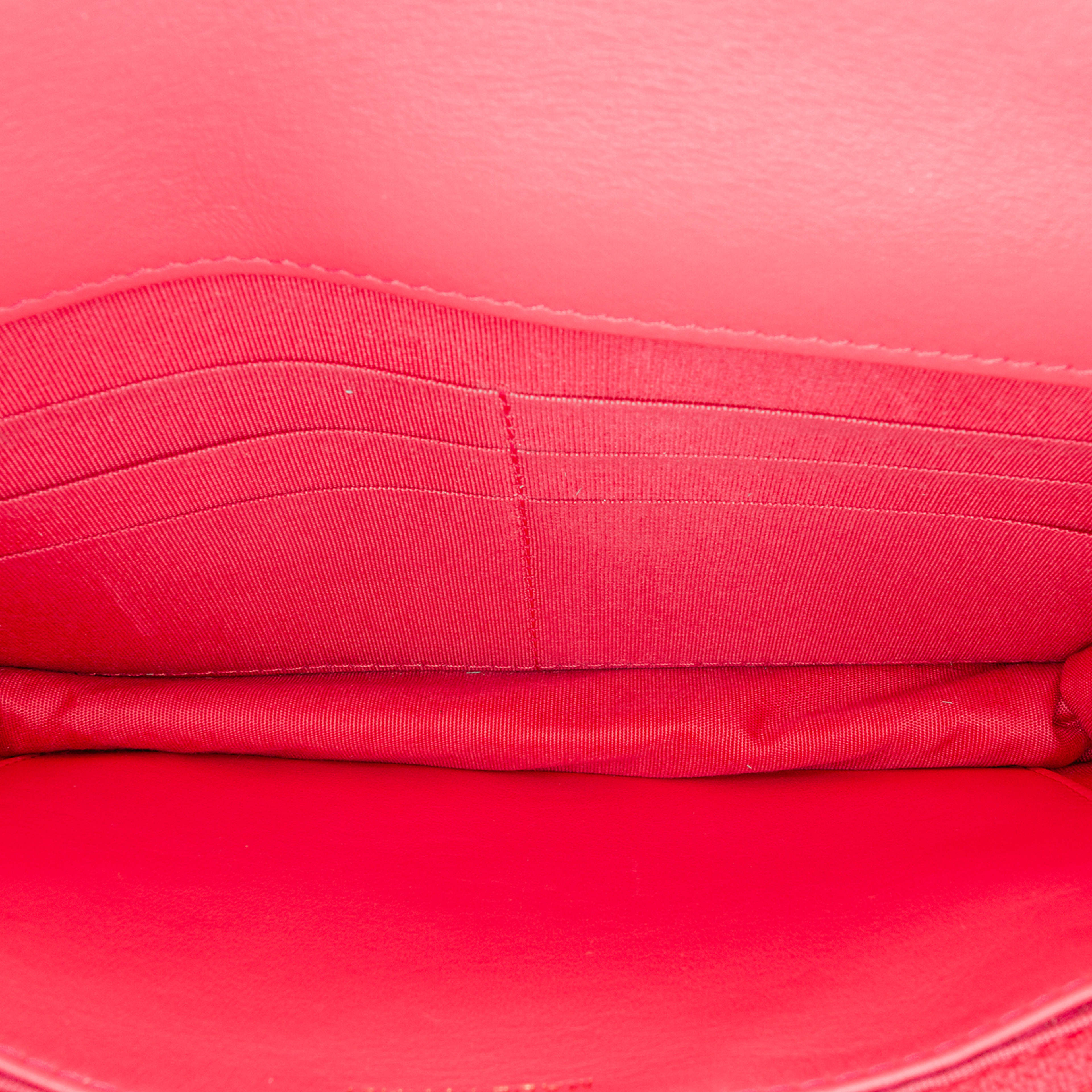 Chanel Tweed 19 Wallet On Chain, från Luxclusif, i färgen dark pink. Klicka för att öppna bilden i stort format