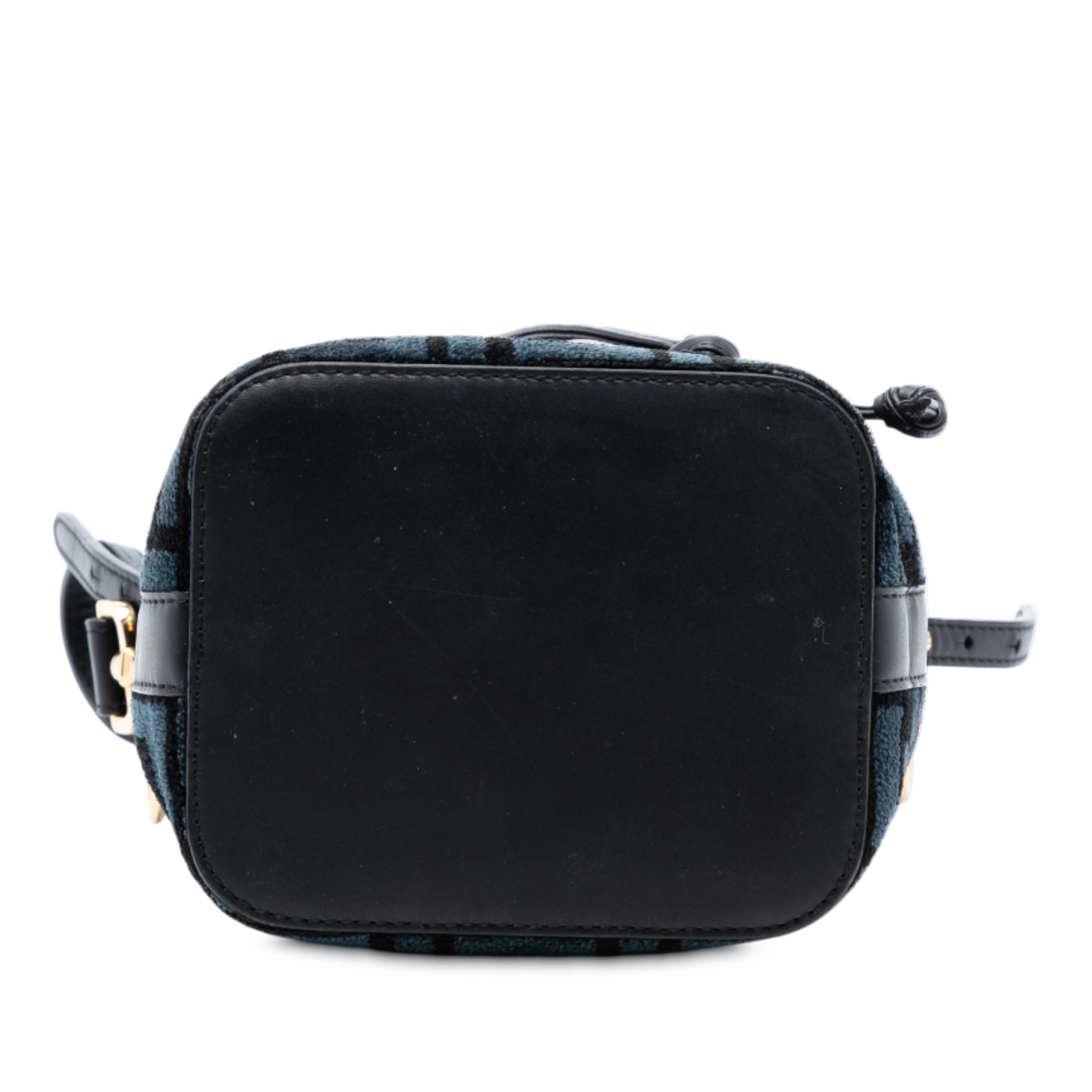 Fendi Mini Zucca Tapestry Mon Tresor Bucket Bag, från Luxclusif, i färgen black. Klicka för att öppna bilden i stort format