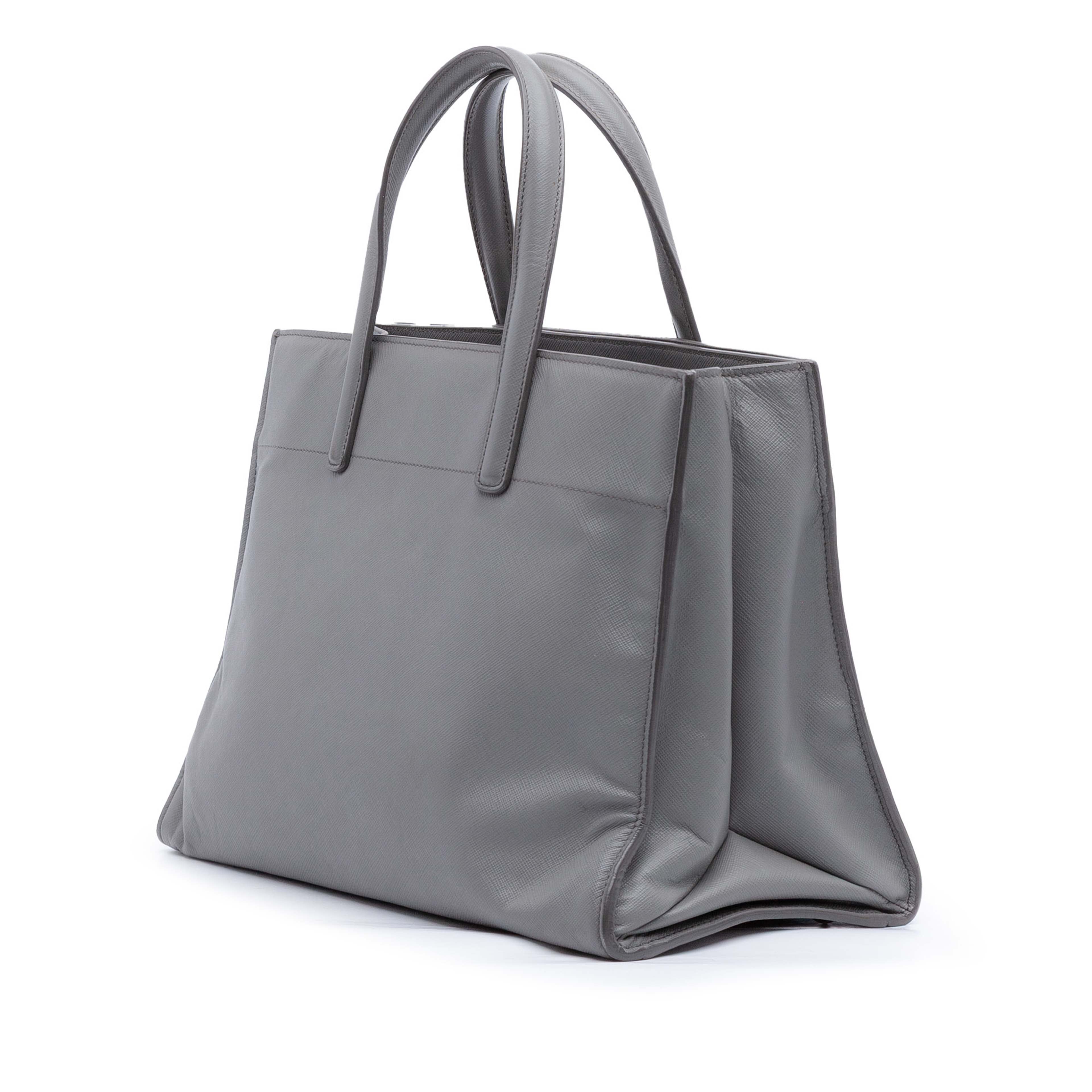 Prada Saffiano Soft Triple Pocket Tote, från Luxclusif, i färgen gray. Klicka för att öppna bilden i stort format