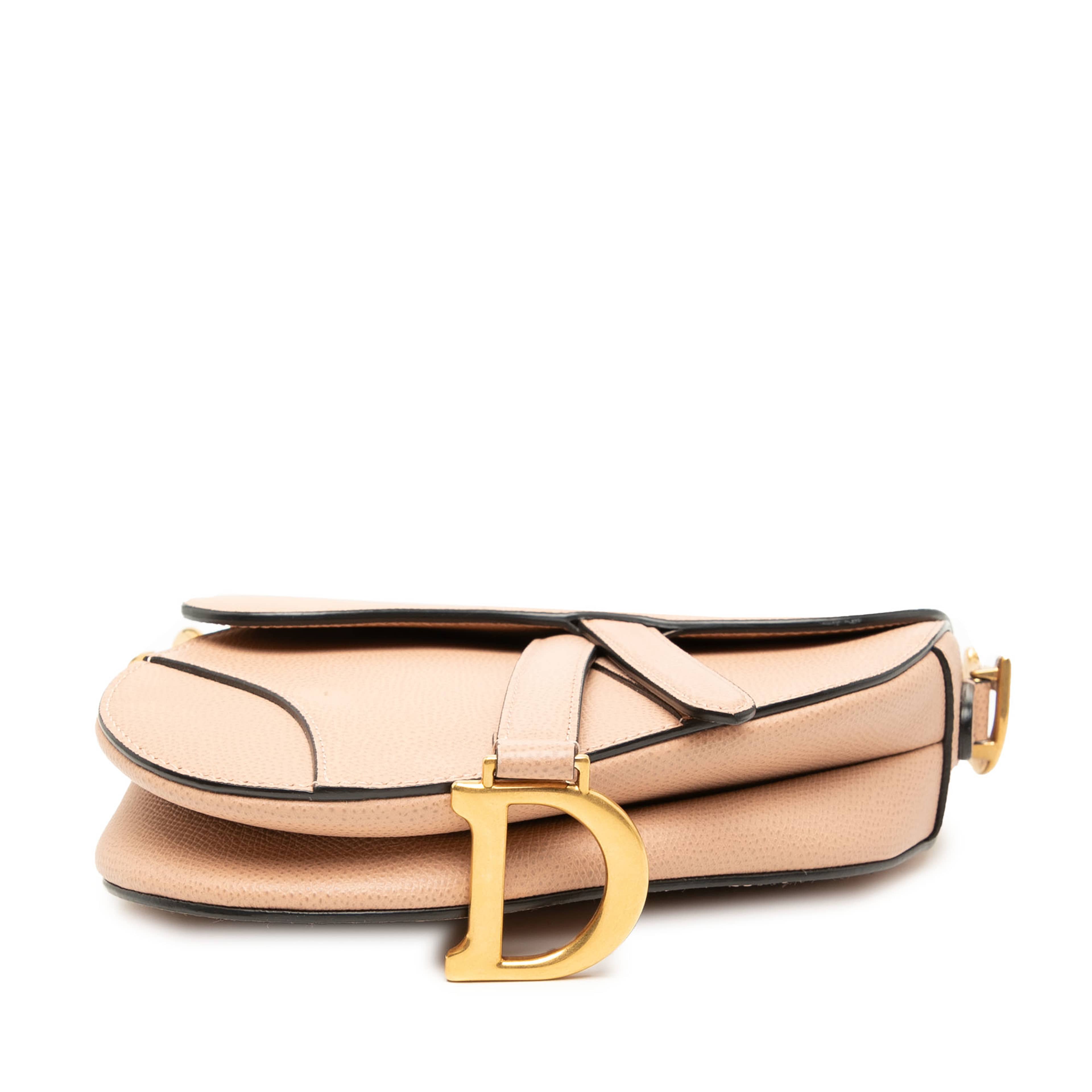 Dior Mini Grained Calfskin Saddle Bag, från Luxclusif, i färgen beige. Klicka för att öppna bilden i stort format