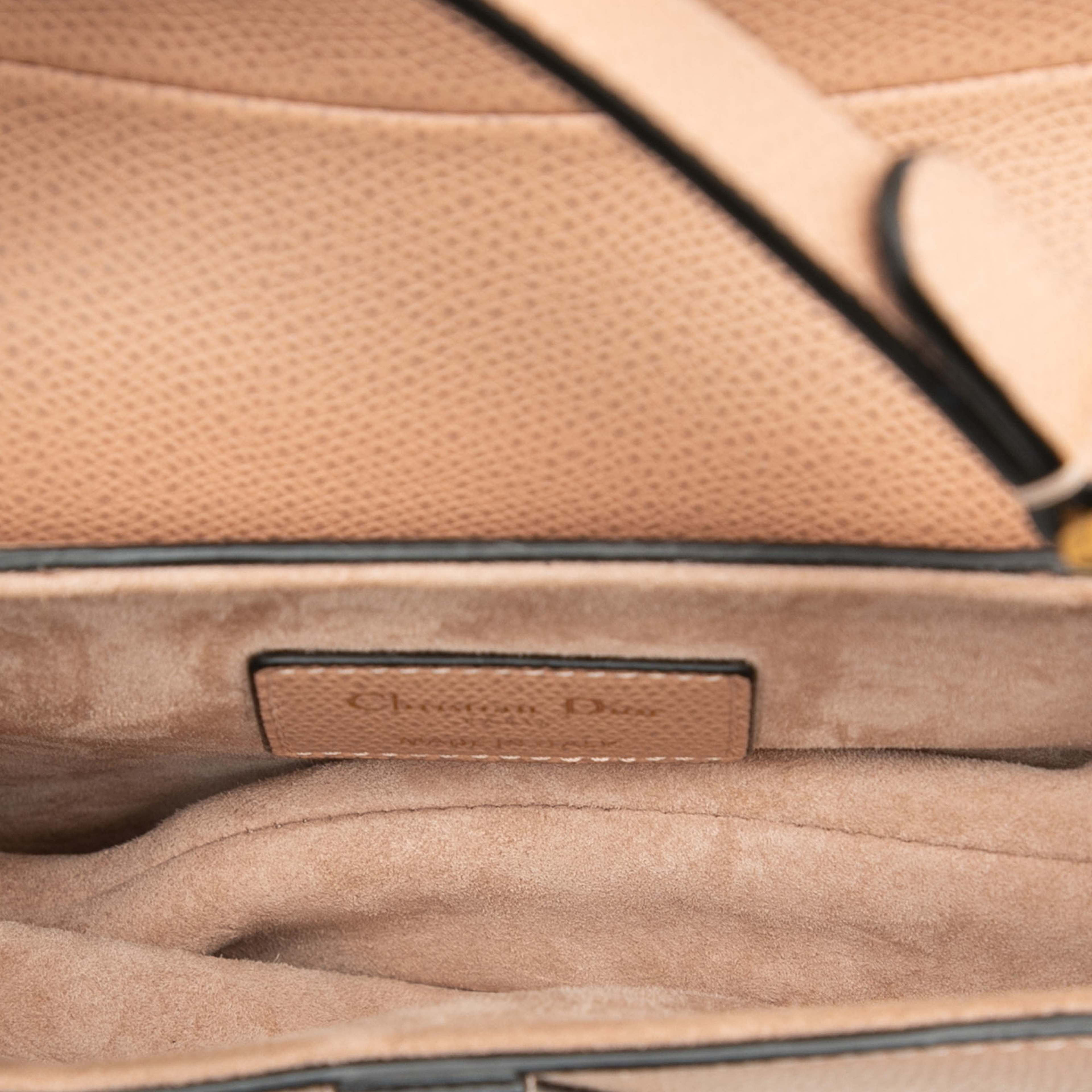 Dior Mini Grained Calfskin Saddle Bag, från Luxclusif, i färgen beige. Klicka för att öppna bilden i stort format