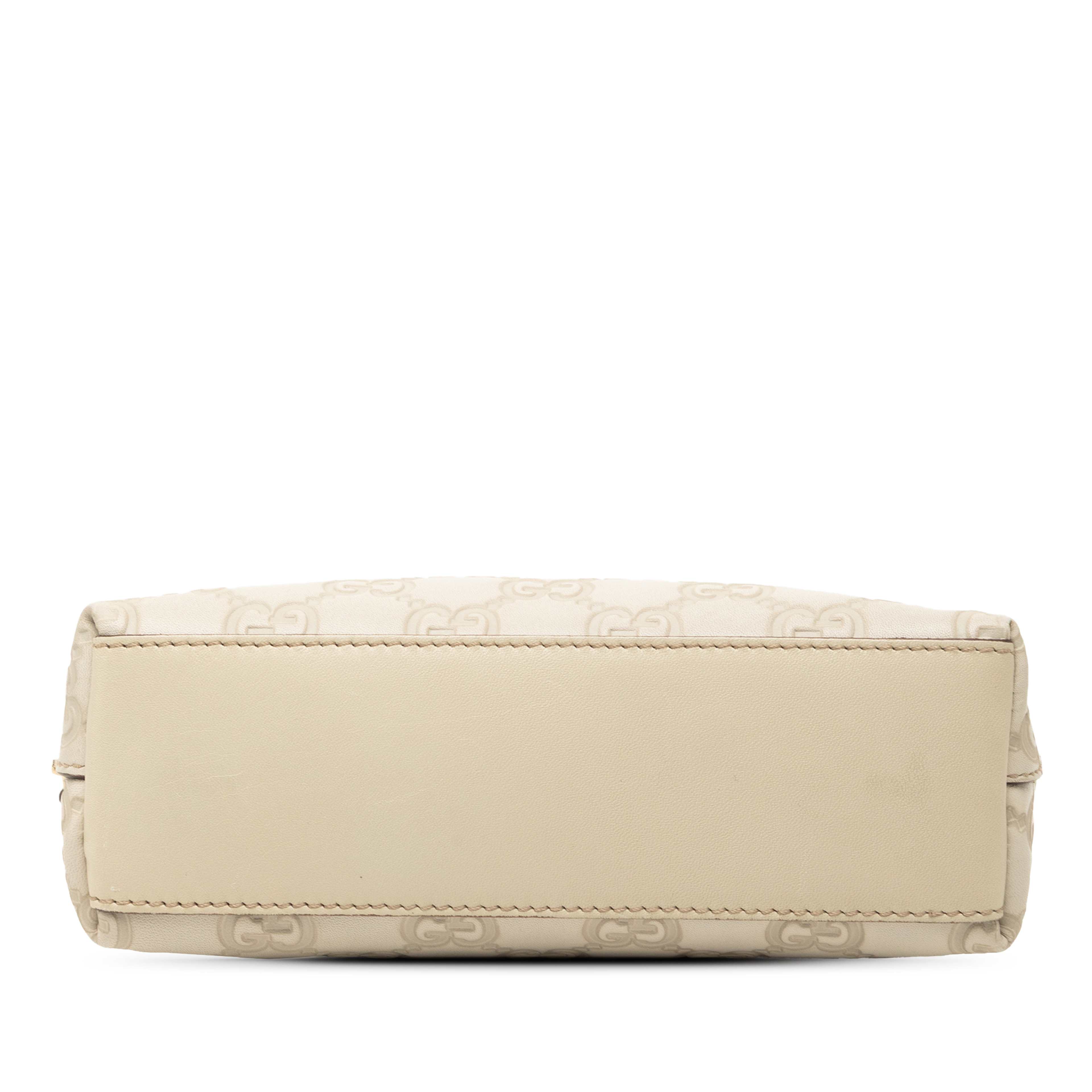 Gucci Guccissima Pouch, från Luxclusif, i färgen ivory. Klicka för att öppna bilden i stort format