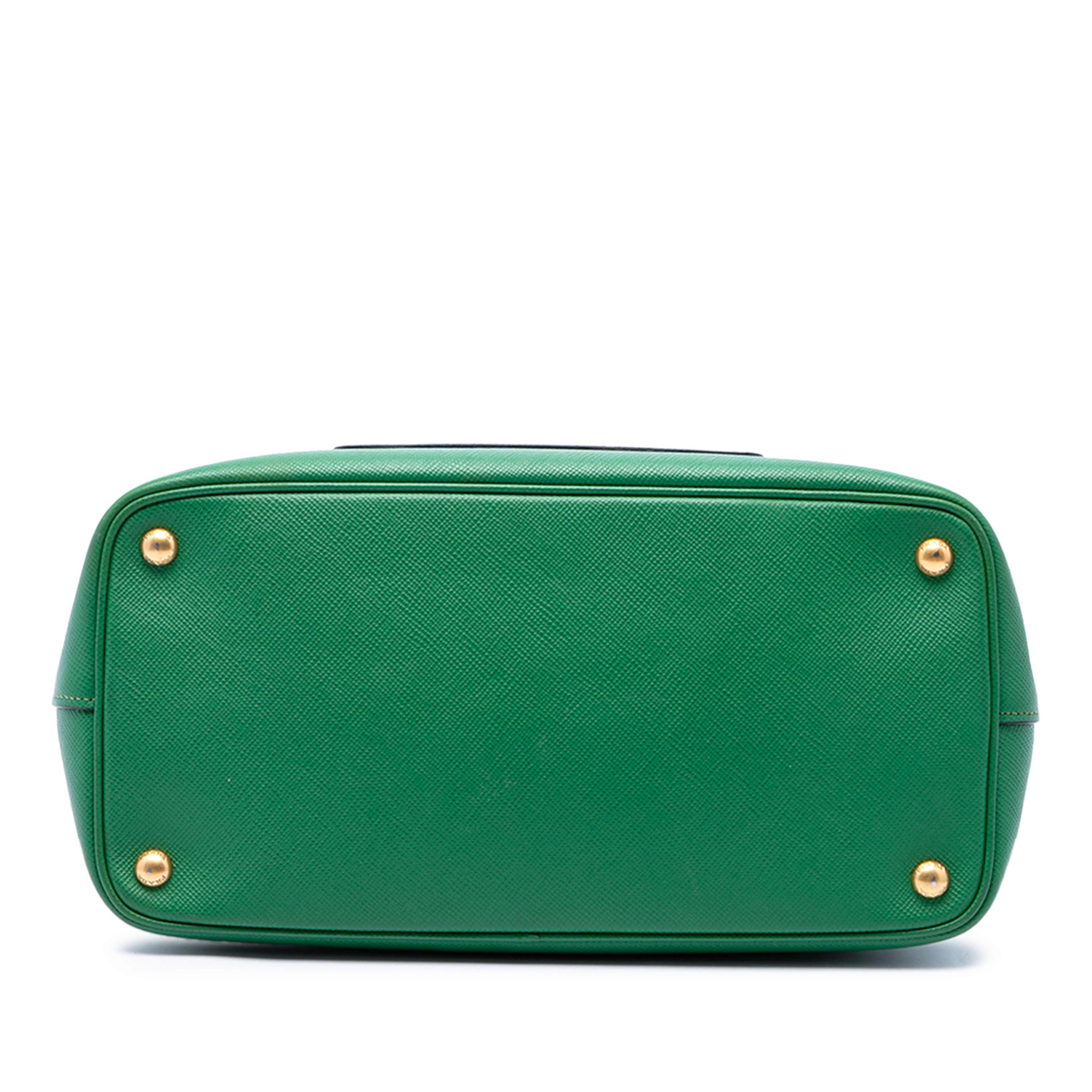 Prada Saffiano Cuir Front Pocket Convertible Tote, från Luxclusif, i färgen grön. Klicka för att öppna bilden i stort format
