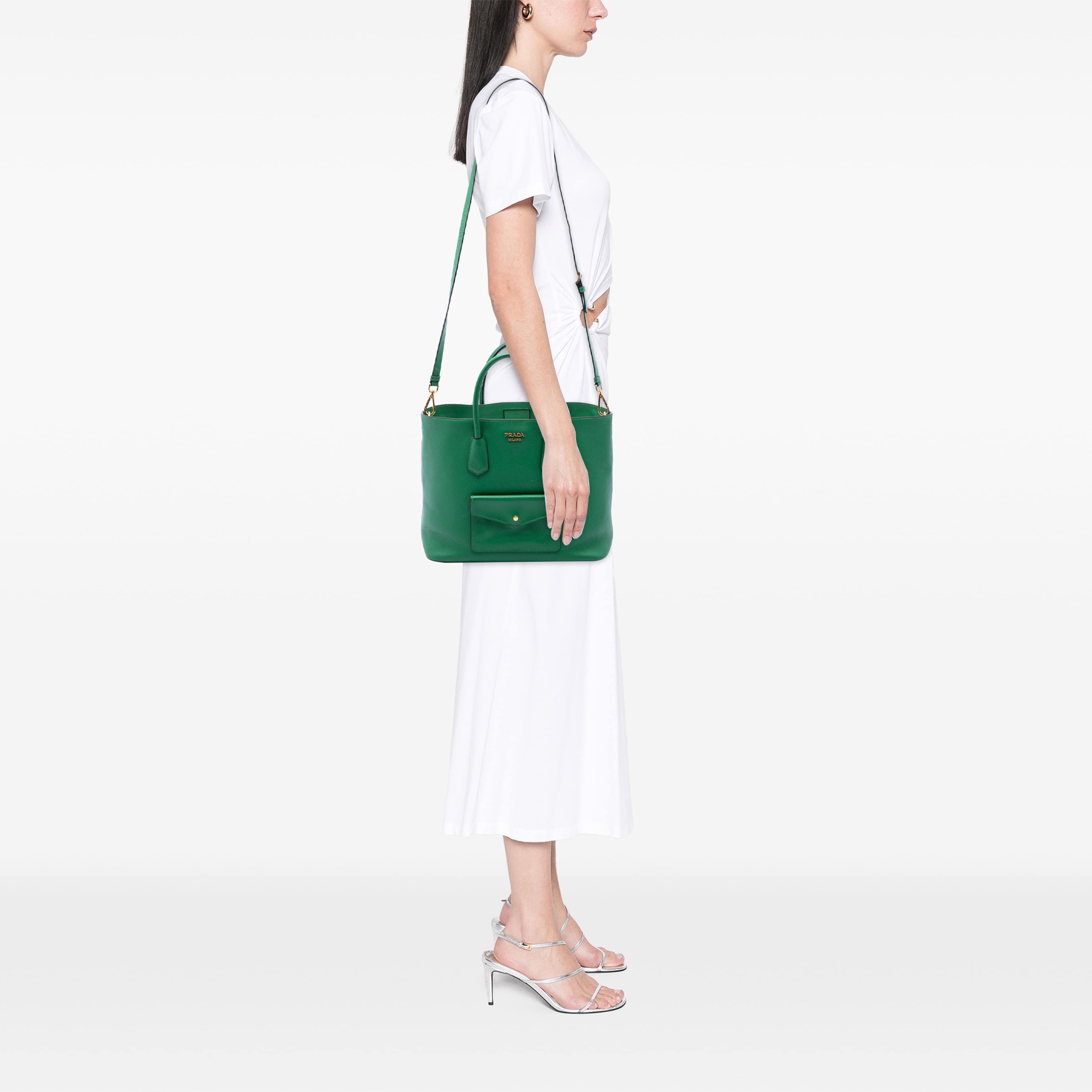 Prada Saffiano Cuir Front Pocket Convertible Tote, från Luxclusif, i färgen grön. Klicka för att öppna bilden i stort format
