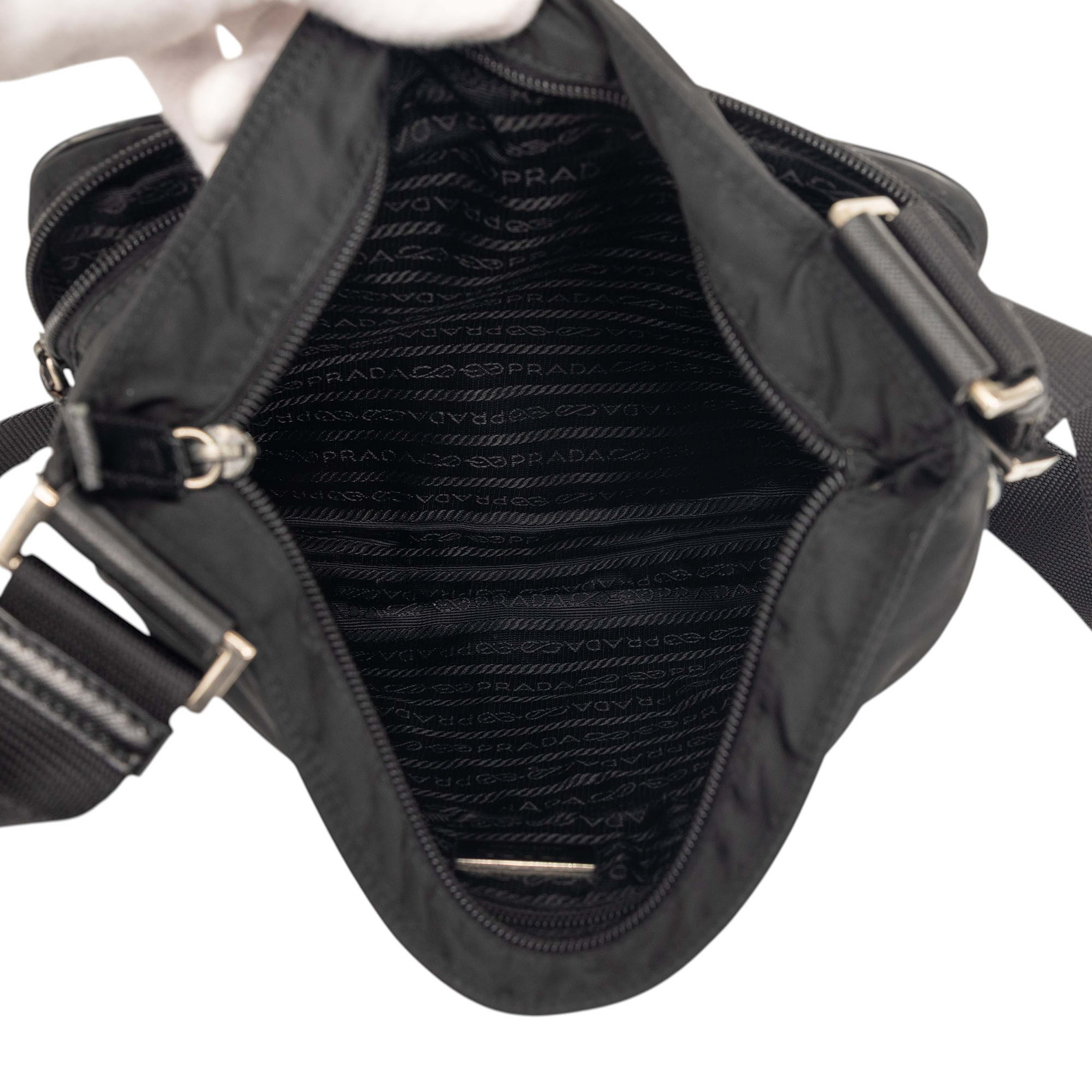Prada Tessuto Zip Top Crossbody, från Luxclusif, i färgen black. Klicka för att öppna bilden i stort format