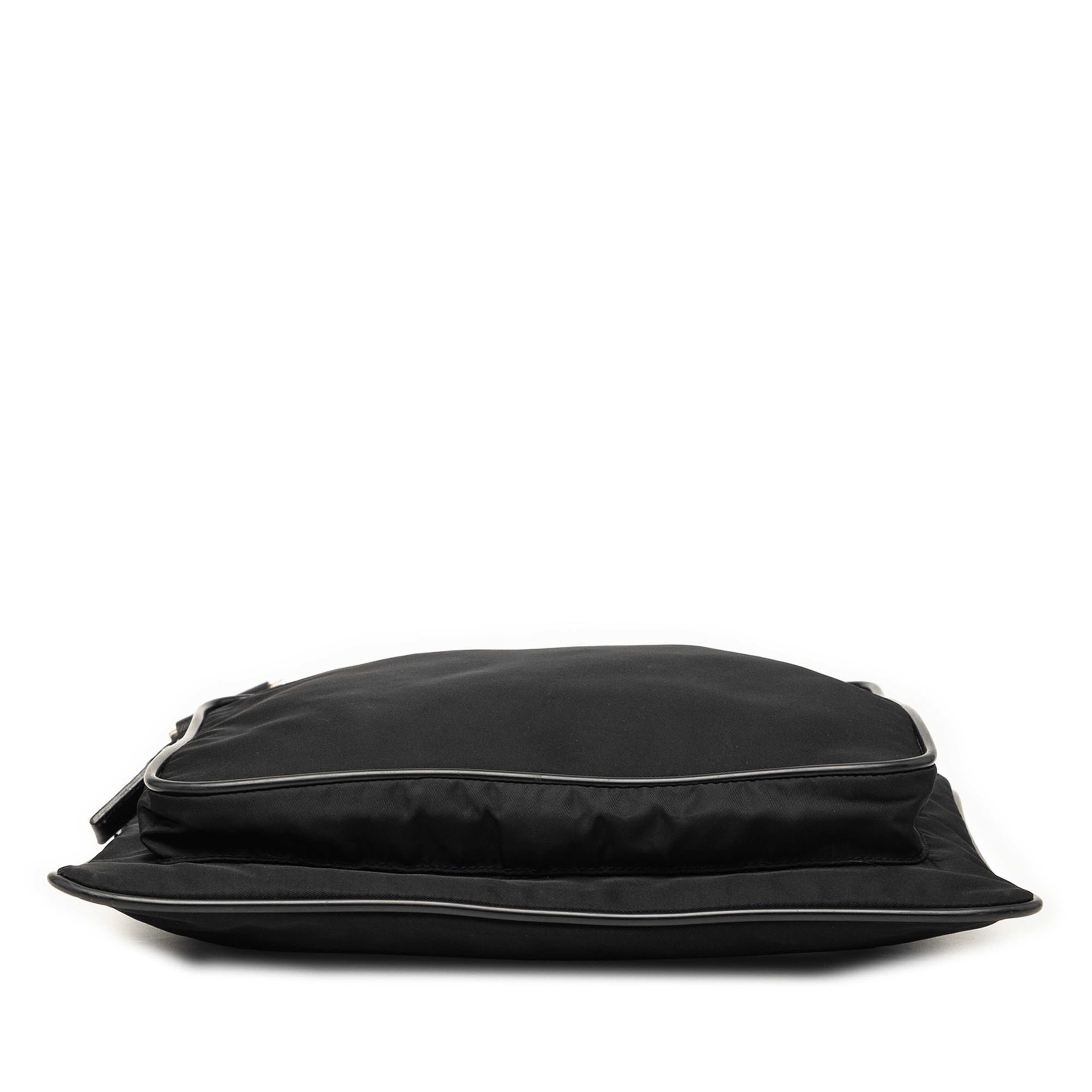 Prada Tessuto Zip Top Crossbody, från Luxclusif, i färgen svart. Klicka för att öppna bilden i stort format