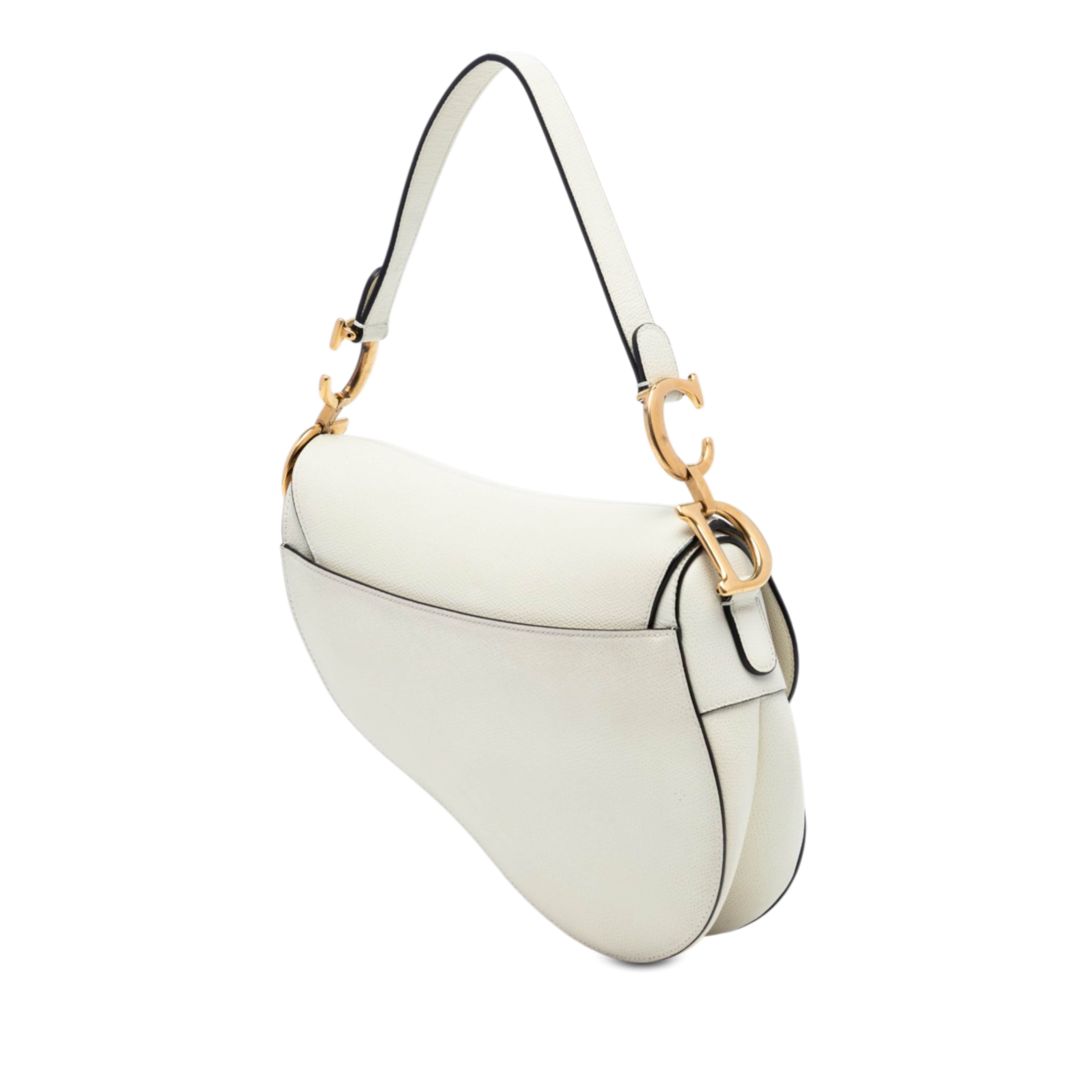 Dior Grained Calfskin Saddle Bag, från Luxclusif, i färgen vit. Klicka för att öppna bilden i stort format