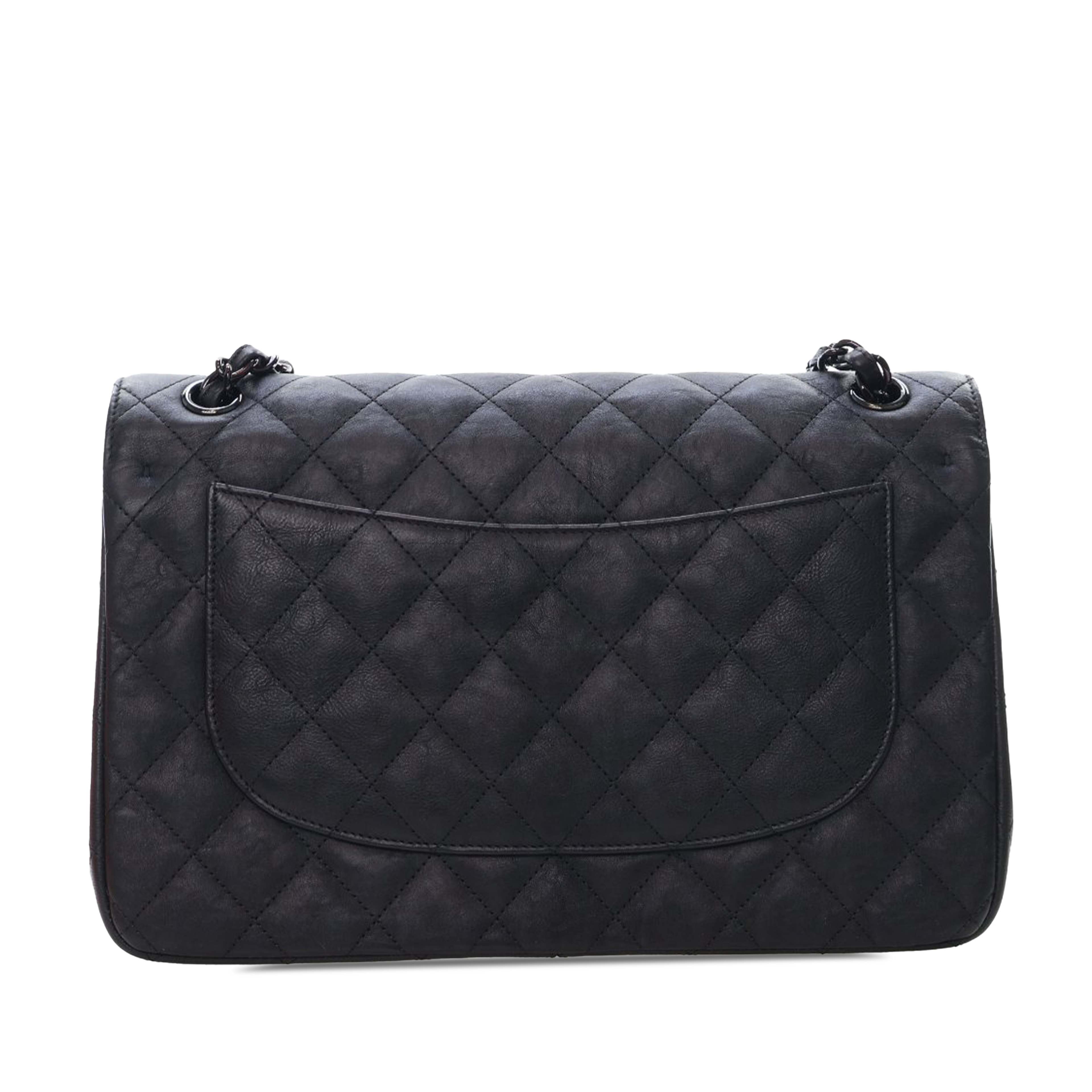 Chanel Jumbo Classic Calfskin So Black Double Flap, från Luxclusif, i färgen black. Klicka för att öppna bilden i stort format