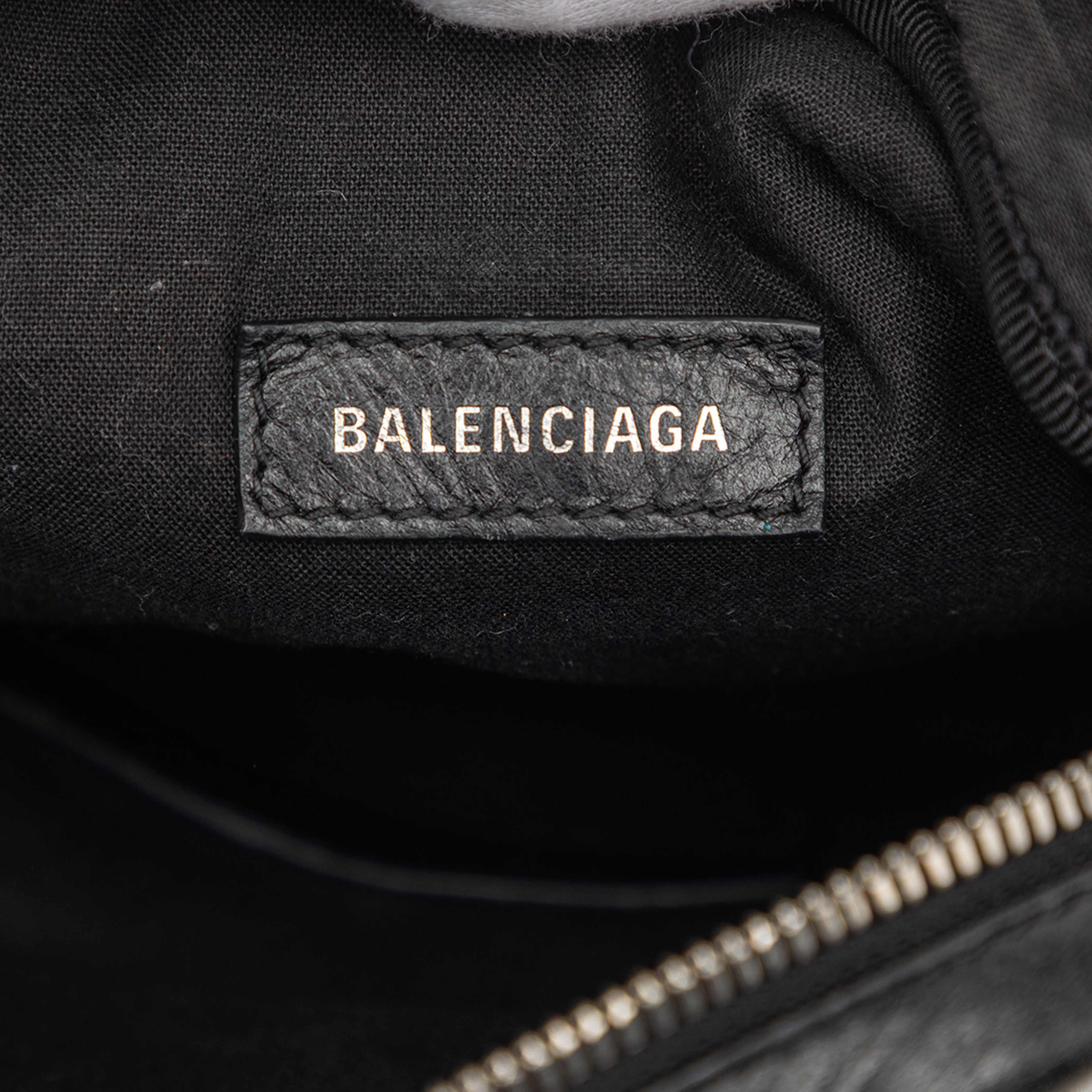 Balenciaga Lambskin Motocross Le Cagole Messenger Bag, från Luxclusif, i färgen svart. Klicka för att öppna bilden i stort format