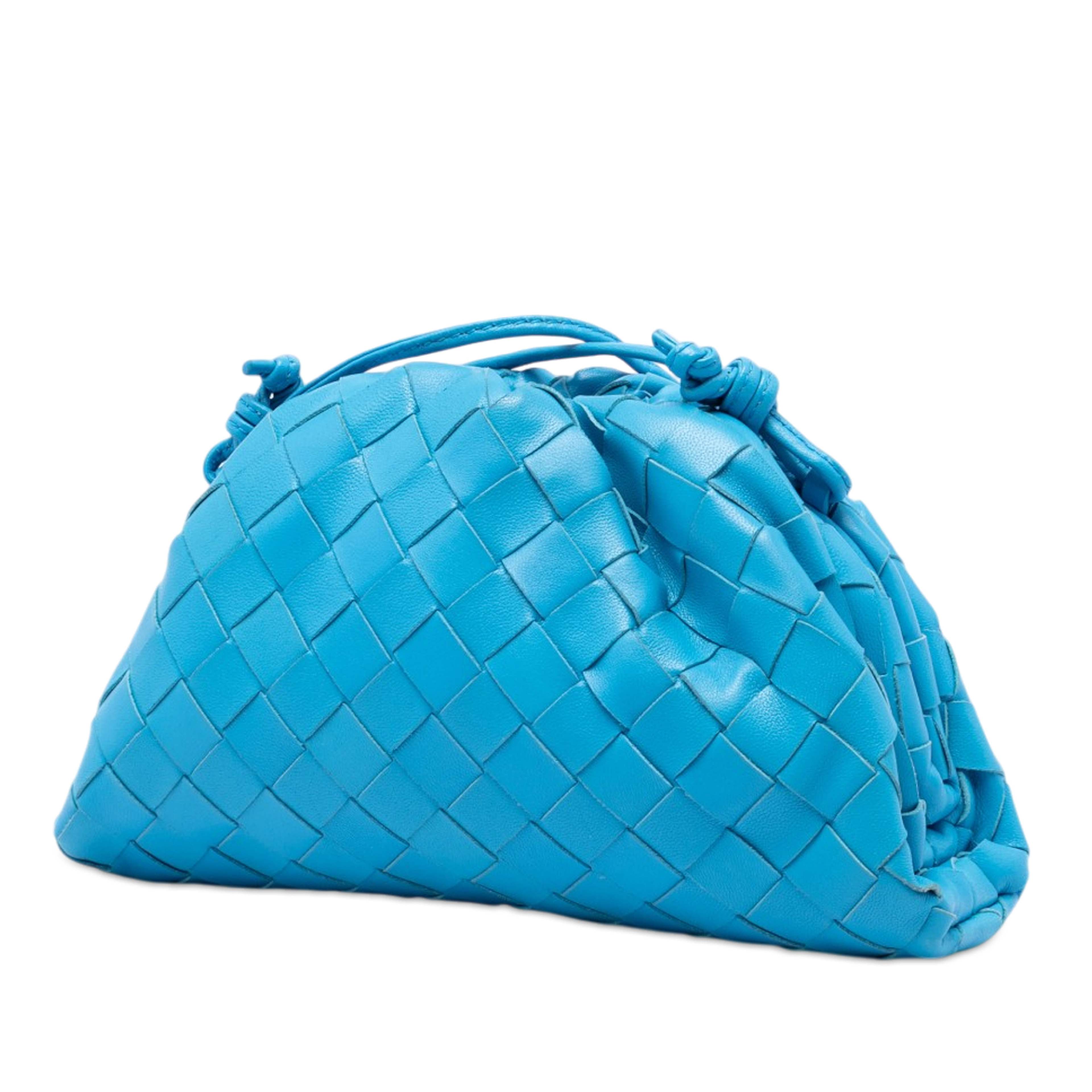 Bottega Veneta Nappa Intrecciato The Mini Pouch Crossbody, från Luxclusif, i färgen blå. Klicka för att öppna bilden i stort format